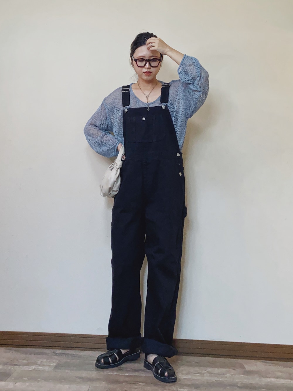 「ごきげんウィーク、休日スタイル、オーバーオール、サロペット、メッシュニット、メッシュトップス、LHPWOMEN、LHP、courage、サムシング、カラー×コーデ、グルカサンダル、ブルー、春夏コーデ、ゆるコーデ」｜「L.H.Pのcourage/クラージュ/甘編みニット（ニット/セーター、ブルー系）」を使った、Miiさん（レディース・159cm）の春コーディネートの1枚目の写真