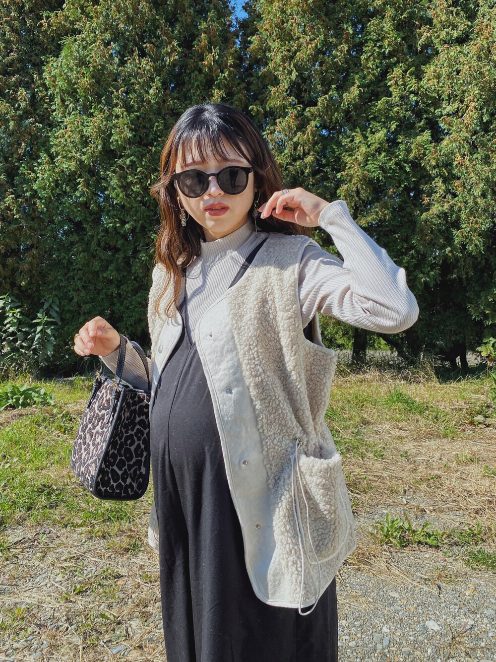 「秋ルック紹介するよ、ボアベスト、ファーベスト、ボア、レイヤードスタイル、リブT、リブハイネックT、UNIQLO、ハイネック、レオパード、スクエアバッグ、秋コーデ、ベスト、マタニティコーデ、韓国ファッション」｜「Siónのアイテム（ベスト、ホワイト系）」を使った、Miiさん（レディース・159cm）の秋コーディネートの1枚目の写真