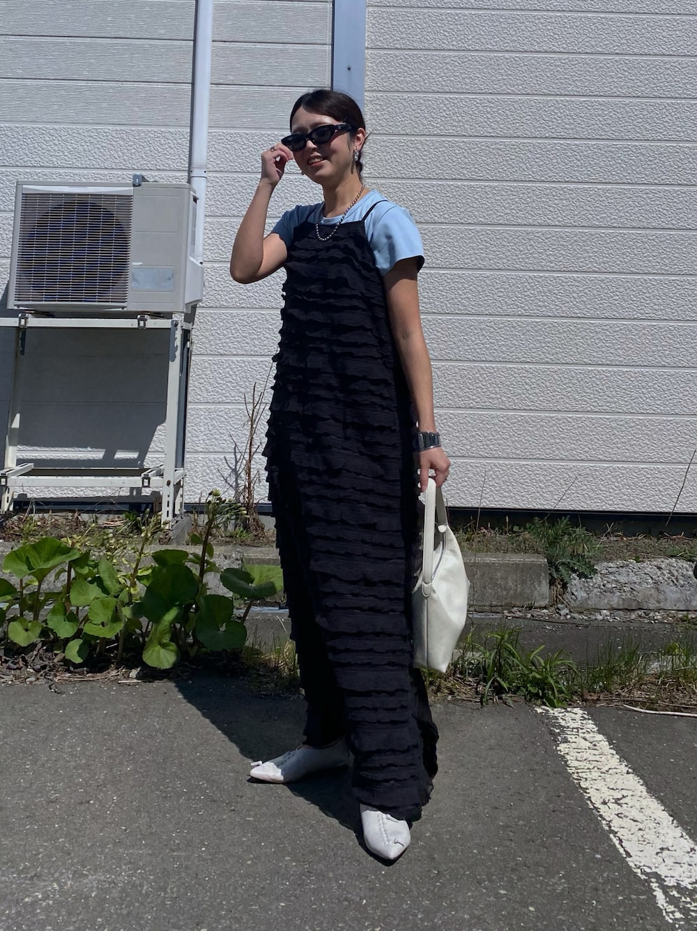 「サングラス、レイヤードスタイル、キャミワンピ、ティアード、チュール、ワンピース、ロングワンピース、Tシャツ、ブルー、カラーコーデ、ライトブルー、ポインテッドトゥ、夏コーデ、プチプラ、ティアードワンピース」｜「VENCEEXCHANGEのチュールティアードワンピース（ワンピース、ブラック系）」を使った、Miiさん（レディース・159cm）の春コーディネートの1枚目の写真