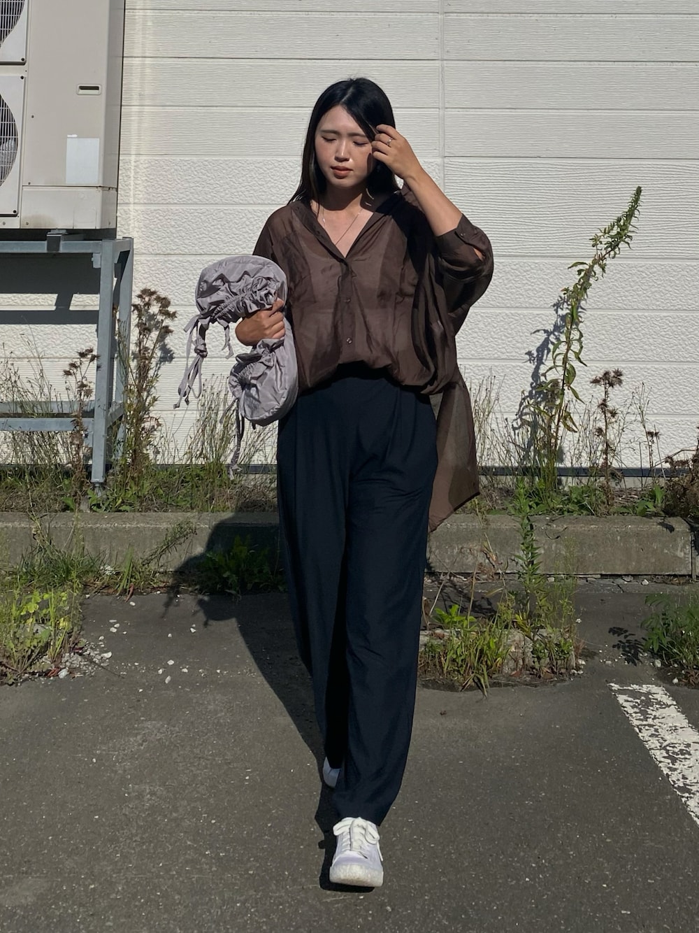 「ブラウン、秋服準備はじめました、シャツスタイル、ワイドパンツ、ユニクロ、UNIQLO、オーバーサイズ、スニーカー、白スニーカー、プチプラ、夏秋ミックス、秋コーデ、初秋コーデ、30代コーデ、シンプルスタイル」｜「recaのシアードルマンシャツ（シャツ/ブラウス、ブラウン系）」を使った、Miiさん（レディース・159cm）の秋コーディネートの1枚目の写真