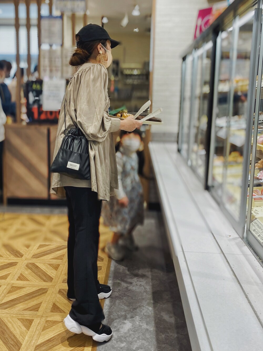 「ごきげんウィーク、LHPWOMEN、LHP、courage、フレアパンツ、休日スタイル、キャップ、NIKE、アクアリフト、プチプラ、GU、巾着バッグ、ミニワンピ、カジュアルコーデ、スポーツミックス」｜「L.H.Pのcourage/クラージュ/ワンピース（ワンピース、ベージュ系）」を使った、Miiさん（レディース・159cm）の春コーディネートの1枚目の写真