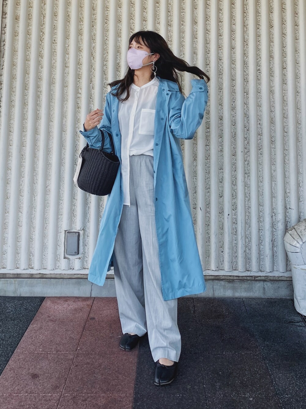 「きれいめカジュアル、ゆるコーデ、レインコート、ブルー、カラーコーデ、カラー×コーデ、UNIQLO、Traditional Weatherwear、COTORICA.、シアーシャツ、シャツスタイル、休日スタイル、ワイドパンツ、シースルー、バレエシューズ」｜「COTORICAのバンドカラーシアーブラウス（シャツ/ブラウス、ホワイト系）」を使った、Miiさん（レディース・159cm）の春コーディネートの1枚目の写真