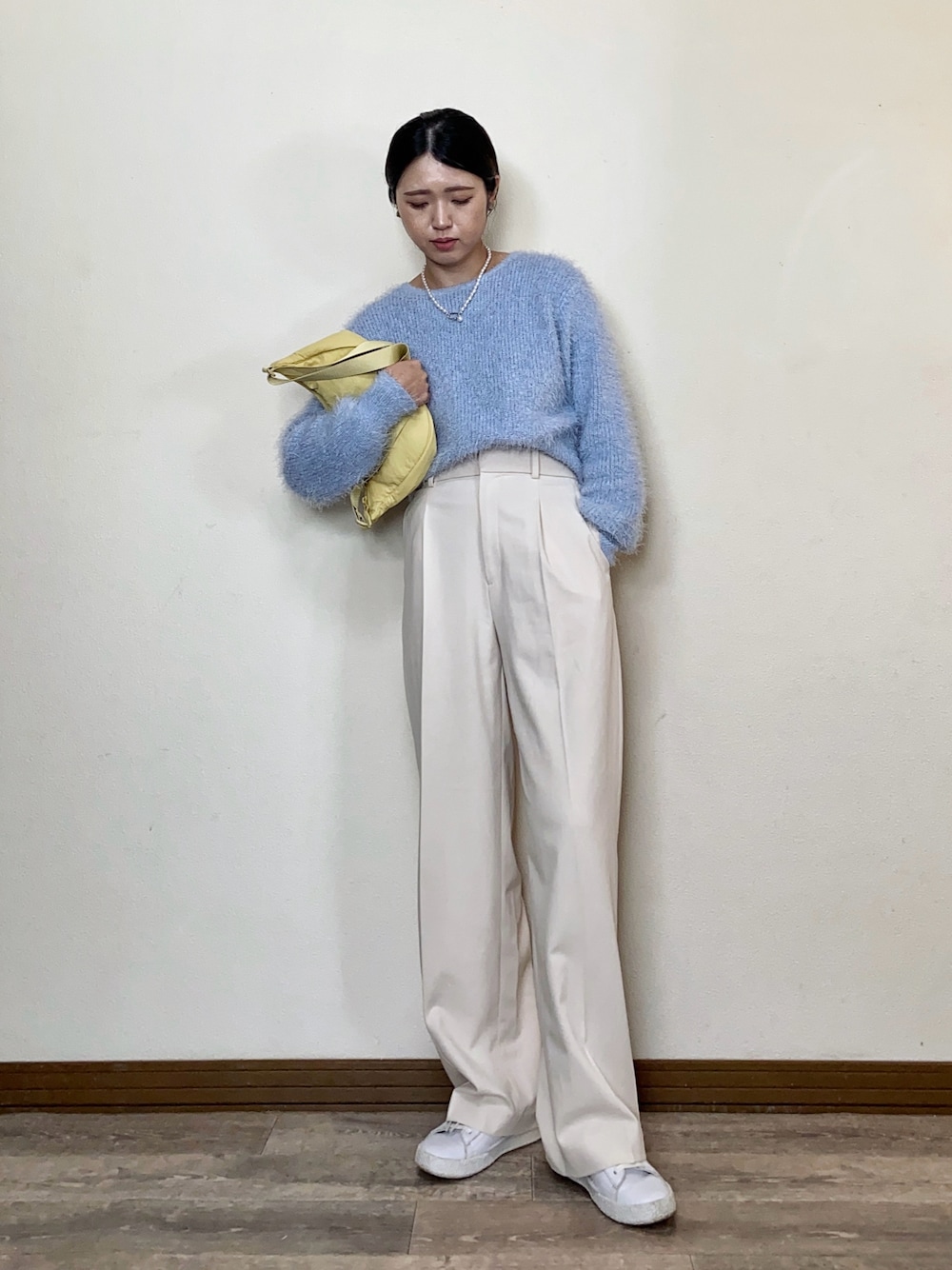 「今日のコスメと服、カラーコーデ、カラーニット、カラー×コーデ、春色、シャギーニット、タックワイドパンツ、UNIQLO、ショルダーバッグ、スニーカーコーデ、春コーデ、白スニーカー、スニーカー、パステルカラー、春服みてみて」｜「ROPE' PICNICのシャギーニットショート丈プルオーバー（ニット/セーター、ブルー系）」を使った、Miiさん（レディース・159cm）の冬コーディネートの1枚目の写真