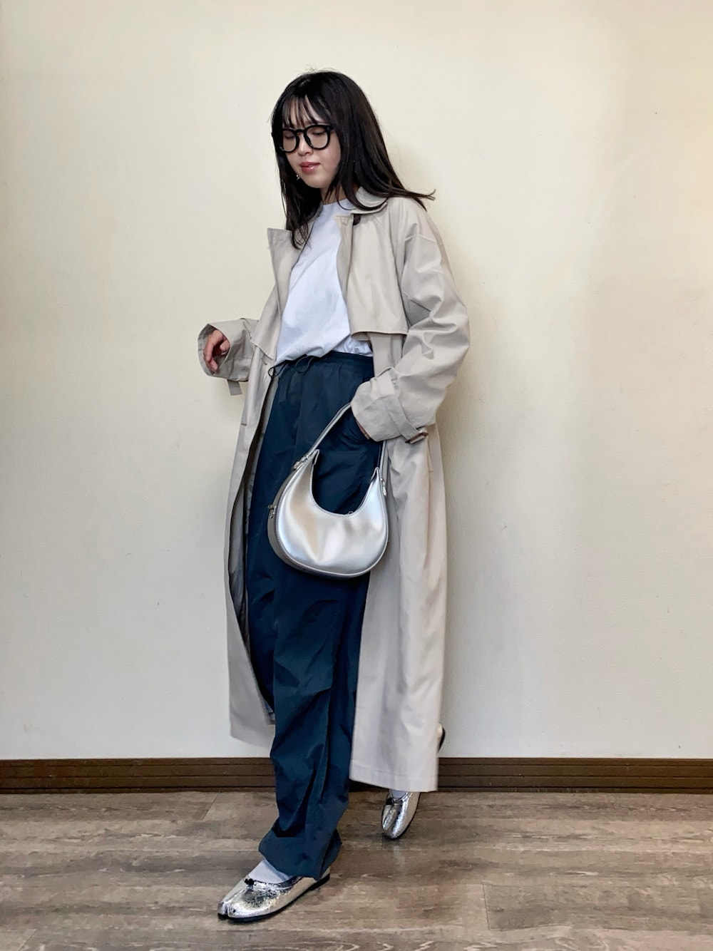 「春のおしゃ見えテクニック、休日スタイル、春アウター、トレンチコート、おでかけコーデ、白Tシャツ、ロンT、春服みてみて、パラシュートパンツ、メガネ女子、大人カジュアル、お出かけコーデ、春コーデ、メタリックシューズ、メタリックバッグ」｜「tiptopの【2サイズ展開】ボリューム袖ベルト付きトレンチコート【ZOZO限定アイテム】（トレンチコート、ホワイト系）」を使った、Miiさん（レディース・159cm）の春コーディネートの1枚目の写真