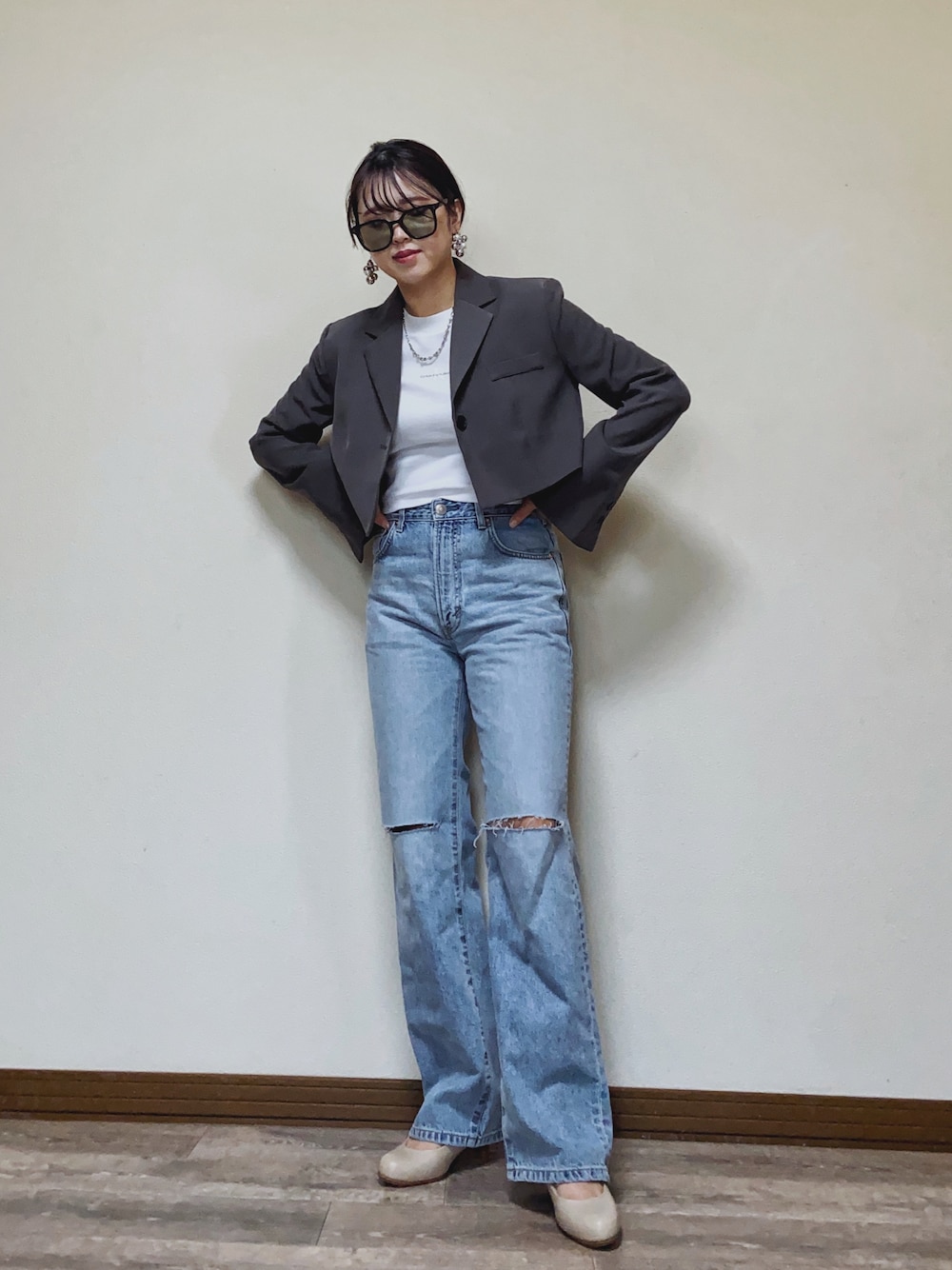「デニム、デニムパンツ、クロップドトップス、クロップド丈、ジャケット、ジャケットスタイル、テーラードジャケット、ダメージデニムパンツ、パンプス、ロゴT、白Tシャツ、Calvin Klein、SOMETHING、骨格ウェーブ、シルバーアクセサリー」｜「Calvin Kleinのモノグラム ロゴ ベイビーTシャツ（Tシャツ/カットソー、ホワイト系）」を使った、Miiさん（レディース・159cm）の春コーディネートの1枚目の写真