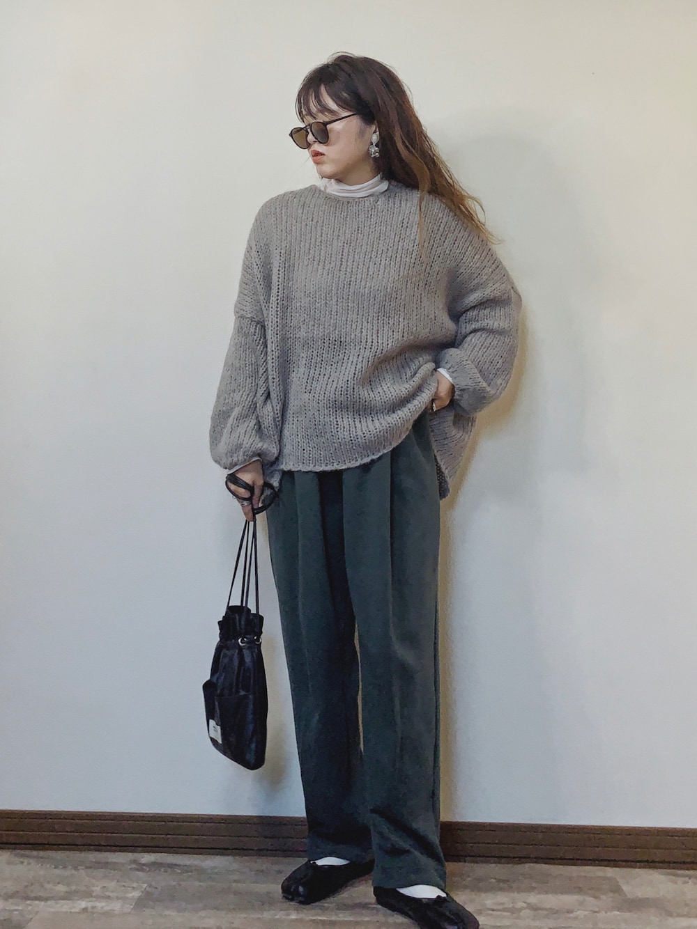 「スウェットパンツ、カラーパンツ、ローゲージニット、ゆるニット、レイヤードスタイル、ざっくりニット、titivate、くすみカラー、秋コーデ、おしゃれさんと繋がりたい、ボリューム袖、シアートップス、足袋バレエ、スウェットギャザーパンツ」｜「titivateのﾛｰｹﾞｰｼﾞﾊﾝﾄﾞﾗｲｸﾆｯﾄ（ニット/セーター、ベージュ系）」を使った、Miiさん（レディース・159cm）の秋コーディネートの1枚目の写真