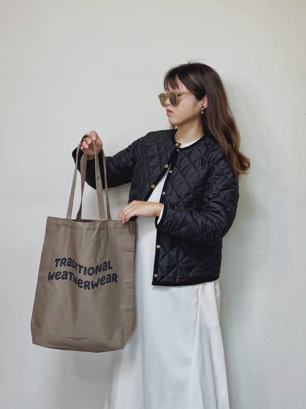「秋のコーデ、秋コーデ、キルティング、キルティングジャケット、ノーカラージャケット、ワンピース、トートバッグ、Traditional Weatherwear、トラディショナルウェザーウエア、TWW、シンプルコーデ、マタニティ、マタニティコーデ、ゆるコーデ、オトナカジュアル」｜「Traditional WeatherwearのARKLEY（ノーカラージャケット、ブラック系）」を使った、Miiさん（レディース・159cm）の秋コーディネートの1枚目の写真
