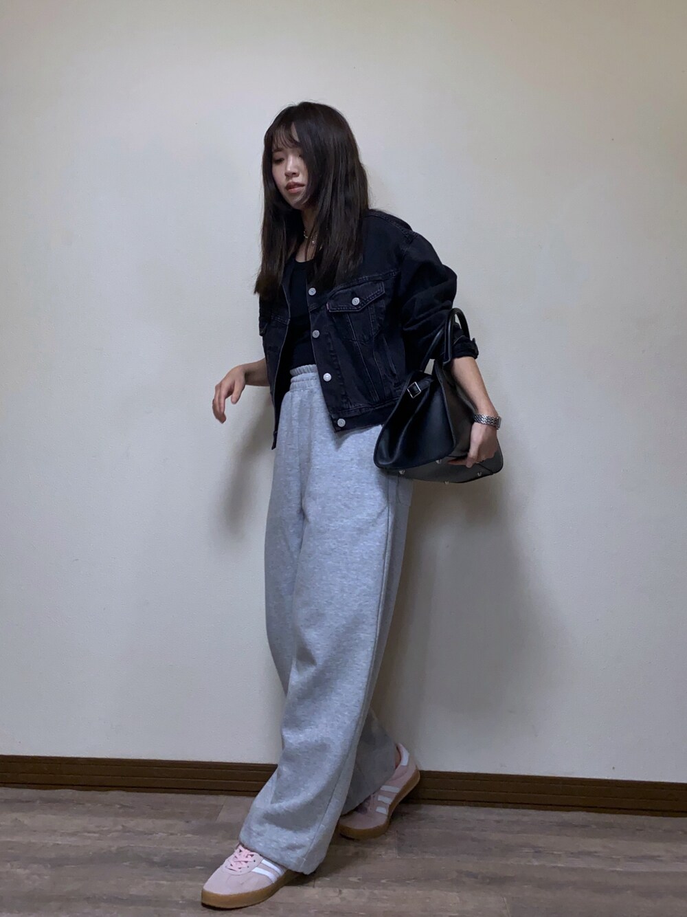 「春めき満開コーデ、春色、スニーカー、ピンク、デニム、デニムジャケット、スウェットパンツ、ボストンバッグ、ラフ、カジュアルコーデ、スウェット、カップ付きインナー、Tシャツ、プチプラ、春アウター」｜「Levi'sのLevi's/リーバイス 飯豊まりえ別注 SHRUNKEN 90S トラッカージャケット IM ブラック（デニムジャケット、ブラック系）」を使った、Miiさん（レディース・159cm）の春コーディネートの1枚目の写真