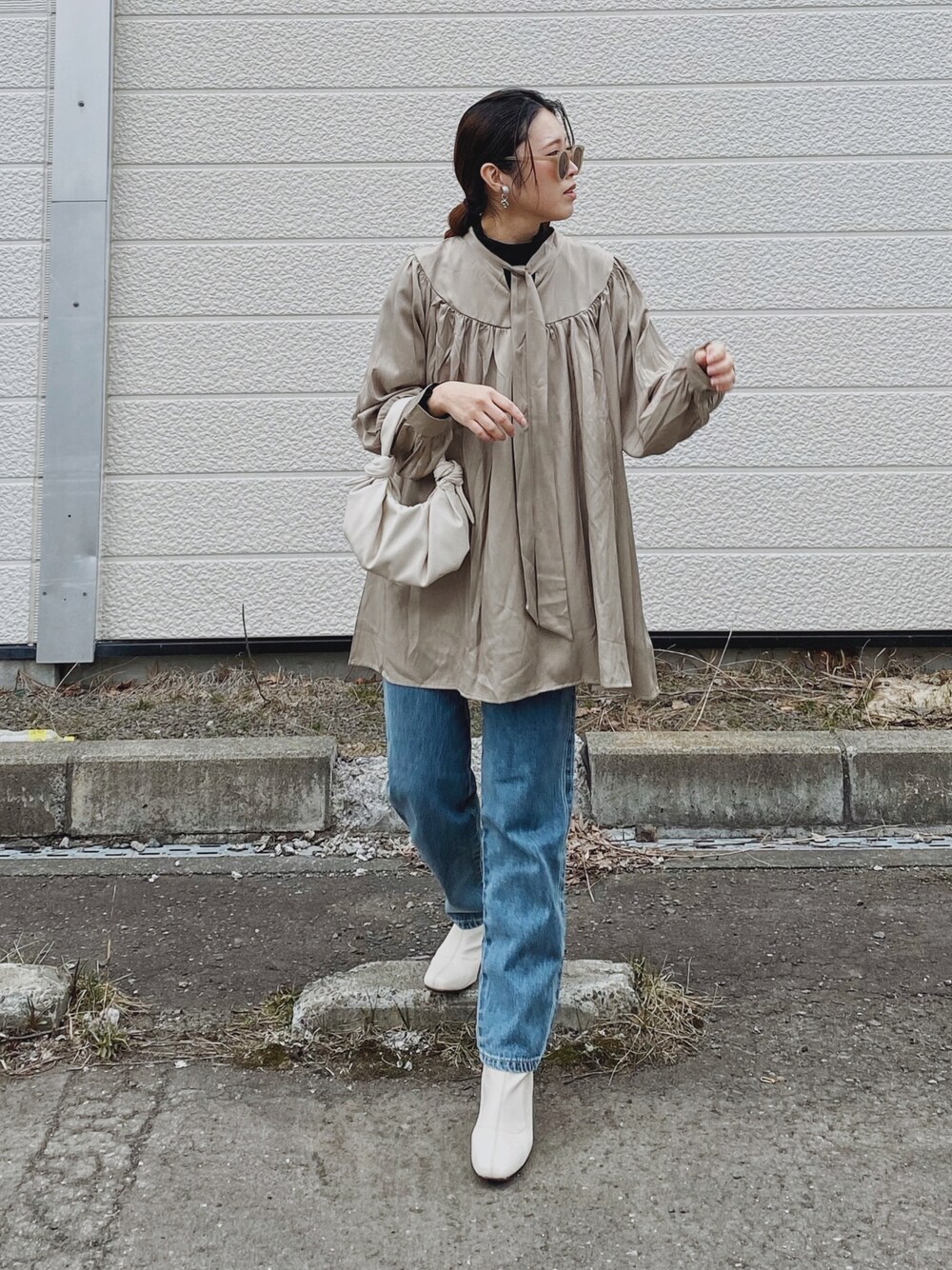 「大人カジュアル、きれいめカジュアル、チュニック、ミニワンピ、デニム、サムシング、something_jean、LHP、LHPWOMEN、courage、ラフォーレ原宿、ZARA、ブーツ、春服、ブラウス」｜「L.H.Pのcourage/クラージュ/ワンピース（ワンピース、ベージュ系）」を使った、Miiさん（レディース・159cm）の春コーディネートの1枚目の写真
