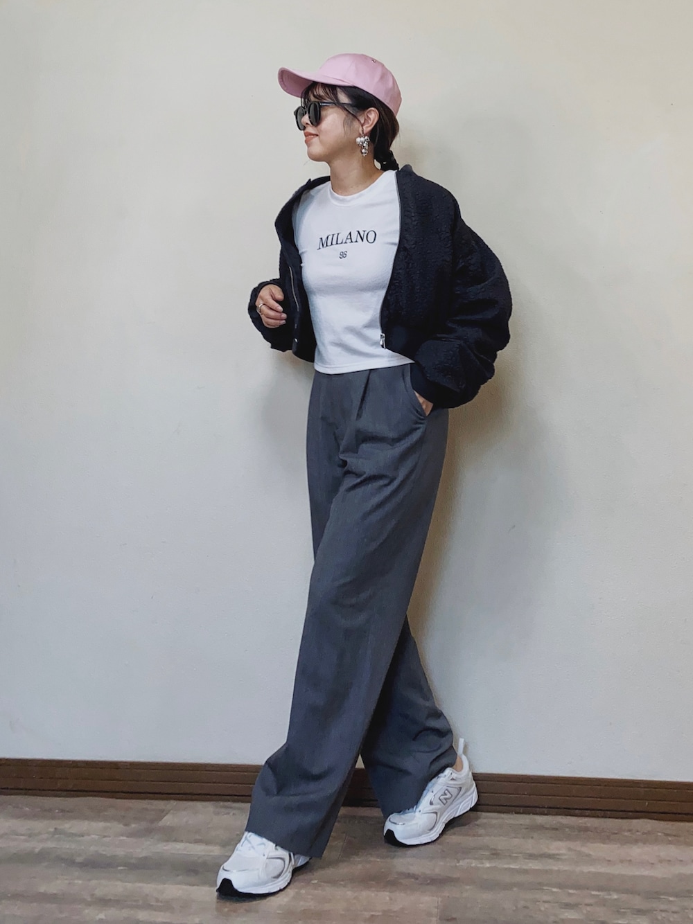 「春コーデ、休日コーデ、休日スタイル、キャップ、ピンク、ジャガード、UNIQLO、ワイトパンツ、ロゴT、クロップドトップス、スニーカー、白スニーカー、ニューバランス、プチプラ、ブルゾン」｜「saloonのアイテム（ブルゾン、ブラック系）」を使った、Miiさん（レディース・159cm）の春コーディネートの1枚目の写真