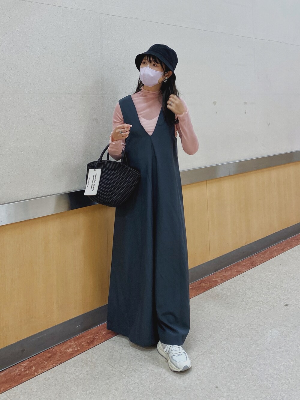 「大人カジュアル、シースルー、シアートップス、カラーコーデ、カラー×コーデ、HANNE、サロペット、バケットハット、かごバッグ、New Balance、スニーカー、白スニーカー、ピンク、UNIQLO、韓国ファッション」｜「HANNEのシースルーカットソー（Tシャツ/カットソー、ピンク系）」を使った、Miiさん（レディース・159cm）の春コーディネートの1枚目の写真