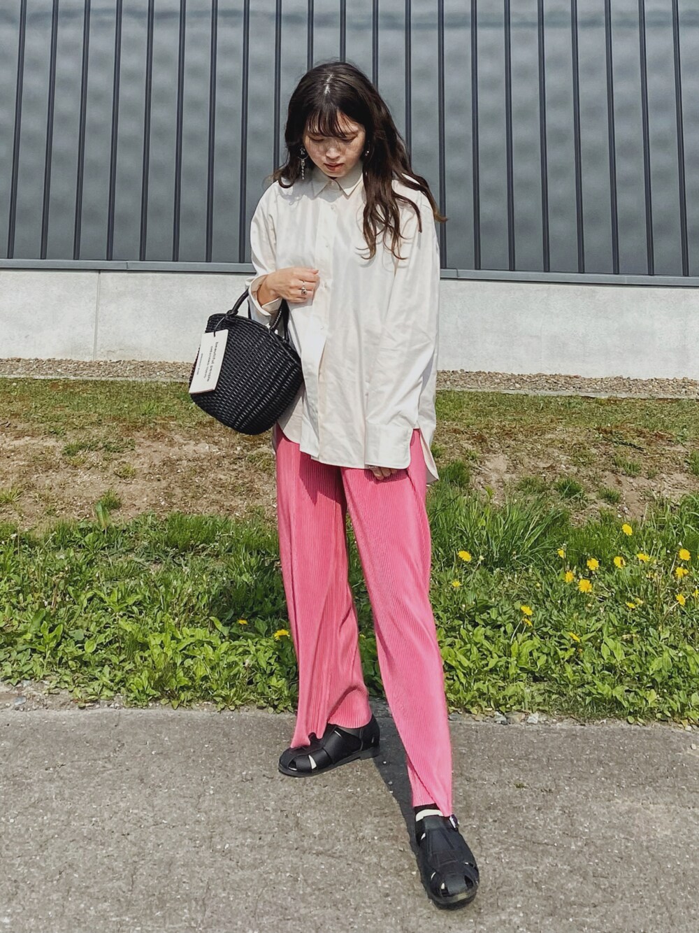 「シャツスタイル、大人カジュアル、グルカサンダル、ボーダーソックス、UNIQLOMARNI、UNIQLO×MARNI、かごバッグ、プリーツパンツ、ピンク、カラー×コーデ、ビタミンカラー、プチプラ、UNIQLO、シンプル、カラーパンツ」｜「UNIQLOのアイテム（シャツ/ブラウス、ベージュ系）」を使った、Miiさん（レディース・159cm）の春コーディネートの1枚目の写真