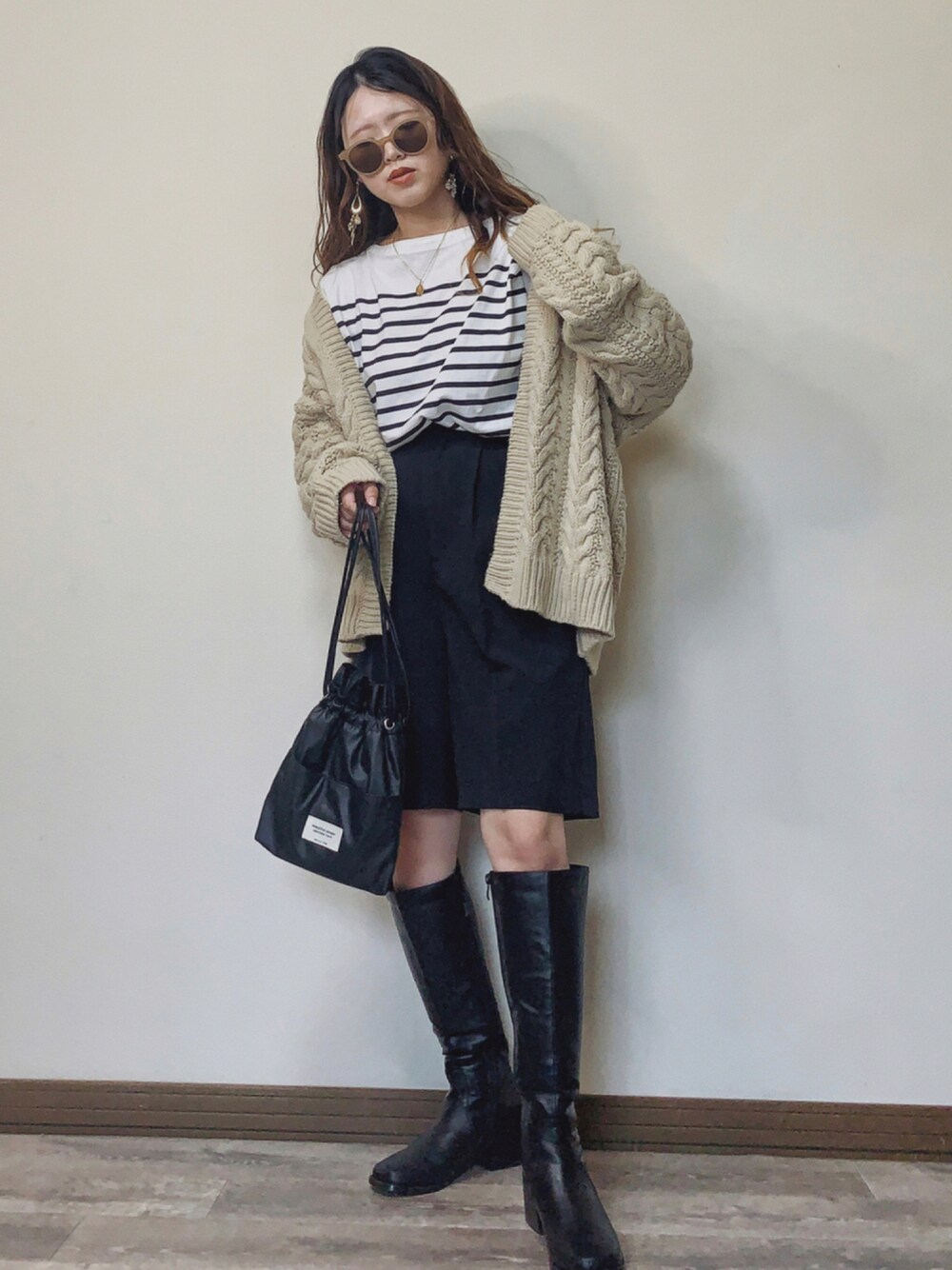 「ボーダー、ニットカーディガン、ショートパンツ、UNIQLO、ケーブルニット、ロングブーツ、オーバーサイズ、GU、ハーフパンツ、プチプラ、ボーダートップス、ざっくりニット、バミューダパンツ、秋コーデ、だから秋服が好き」｜「UNIQLOのアイテム（Tシャツ/カットソー、ホワイト系）」を使った、Miiさん（レディース・159cm）の秋コーディネートの1枚目の写真