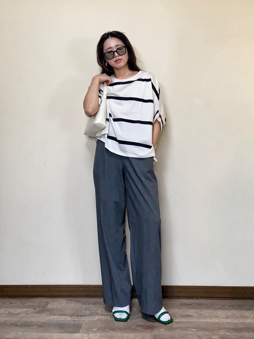 「ラフ、休日スタイル、Tシャツ、ボーダー、ワイドパンツ、サンダル、サンダルに靴下、シンプルコーデ、サングラス、ゆるコーデ、大人カジュアル、ドルマン、30代コーデ」｜「recaのゆるっとラクにオシャレが決まる！ドルマンボーダーカットソー（Tシャツ/カットソー、ホワイト系）」を使った、Miiさん（レディース・159cm）の春コーディネートの1枚目の写真
