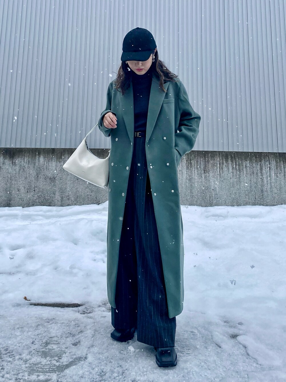 「お出かけコーデ、休日スタイル、コート、ロングコート、今日のコスメと服、グレー、カラー×コーデ、ワイドパンツ、キャップ、UNIQLO、ブーツ、冬コーデ、ニット、タートルネック、モード」｜「UNIQLOのアイテム（キャップ、ブラック系）」を使った、Miiさん（レディース・159cm）の冬コーディネートの1枚目の写真