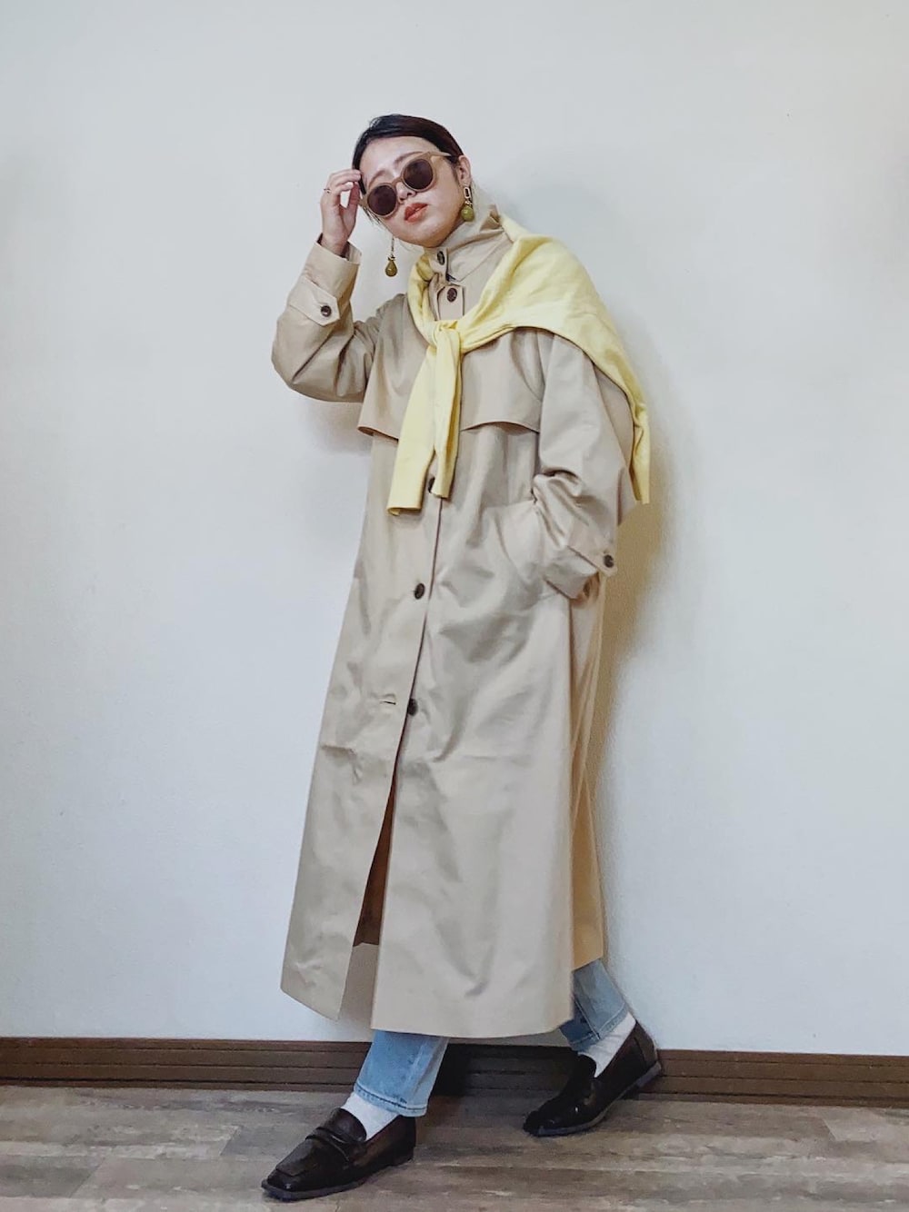「大人カジュアル、ステンカラーコート、puril、ロングコート、スプリングコート、肩掛け、イエロー、ローファー、デニム、薄色デニム、スタンドカラー、春コーデ、春アウター、デニムパンツ、ベージュ」｜「PURILの【PURIL】フライヨーク2wayステンカラーコート（ステンカラーコート、ベージュ系）」を使った、Miiさん（レディース・159cm）の冬コーディネートの1枚目の写真