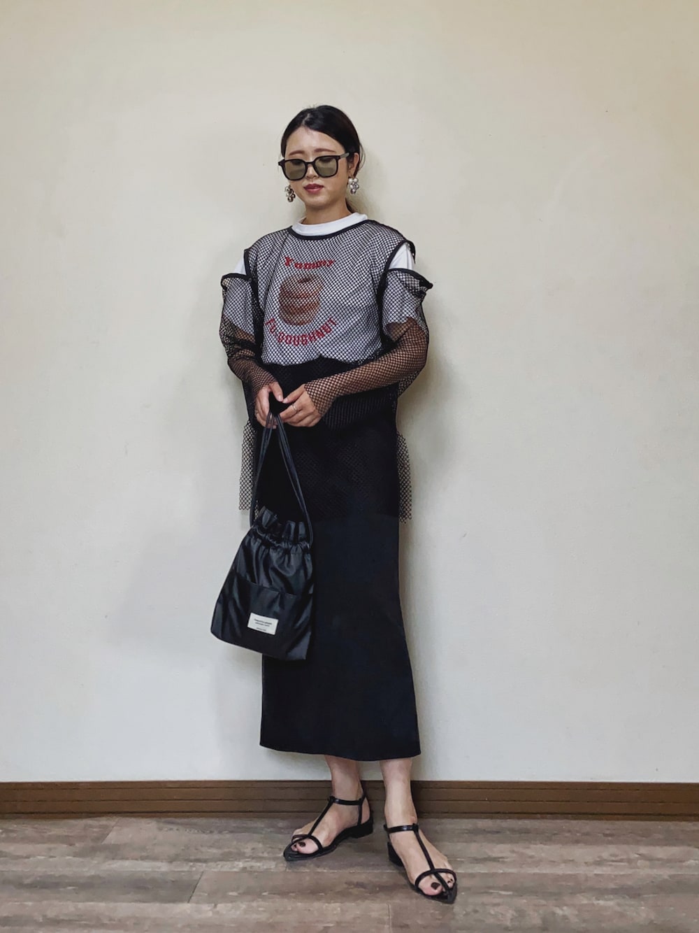 「このスタイルがお気に入り、レイヤードスタイル、Tシャツ、夏だ！Tシャツ着よう！、スカート、ロングスカート、メッシュトップス、サングラス、巾着バッグ、ポインテッドトゥ、サンダル、プチプラ、夏コーデ、きれいめカジュアル、今日のコスメと服」｜「Birthday roomのドーナツTシャツ（Tシャツ/カットソー、ホワイト系）」を使った、Miiさん（レディース・159cm）の夏コーディネートの1枚目の写真