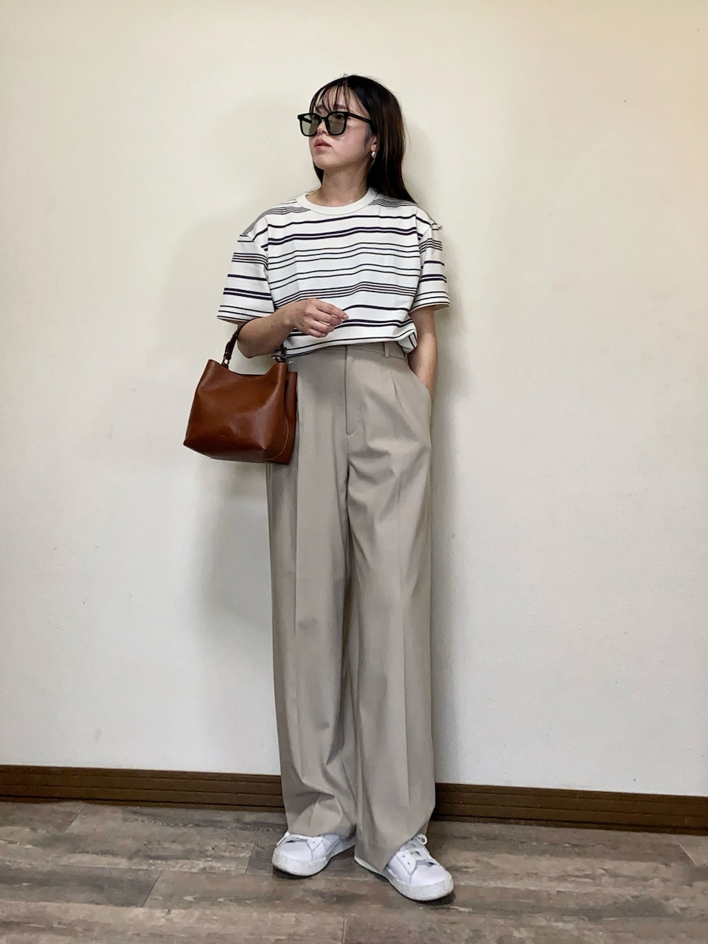 「カジュアルスタイル、UNIQLO、カノコTシャツ、ボーダー、ボーダーTシャツ、タックワイドパンツ、ワイドパンツ、休日スタイル、スニーカー、サングラス、シンプルコーデ、プチプラ、メンズライク、30代コーデ、大人カジュアル」｜「FOSSILのJessie Crossbody ZB11002200（ショルダーバッグ、ブラウン系）」を使った、Miiさん（レディース・159cm）の春コーディネートの1枚目の写真