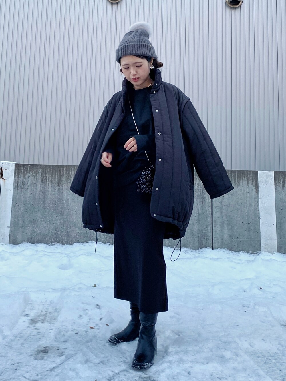 「今日のコスメと服、ブラック、ブラックコーデ、キルティング、ニット帽、ブーツ、モノトーン、スパンコール、ダウンジャケット、プチプラ、スカート、ロングスカート、冬コーデ」｜「VENCEEXCHANGEの袖取り外し縦キルト中綿コート（ブルゾン、ブラック系）」を使った、Miiさん（レディース・159cm）の冬コーディネートの1枚目の写真