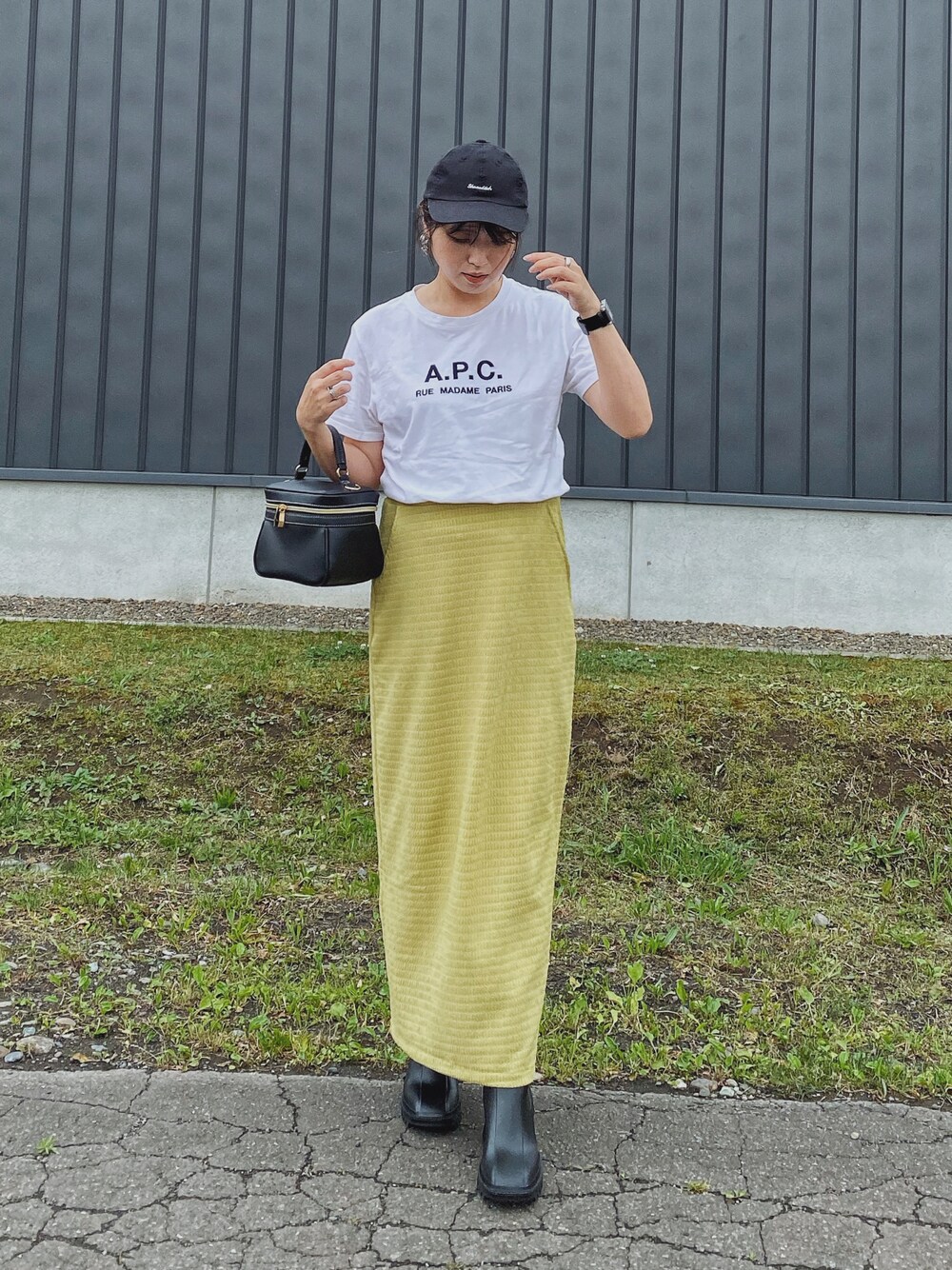 「夏コーデ、休日スタイル、雨の日コーデ、ロングスカート、スカート、カラーコーデ、イエロー、ロゴT、白Tシャツ、キャップ、オトナ女子、シンプルコーデ、厚底シューズ、スクエアトゥ、birthdayroom」｜「Re:EDITのカットジャガードバックスリットスカート（スカート、イエロー系）」を使った、Miiさん（レディース・159cm）の夏コーディネートの1枚目の写真