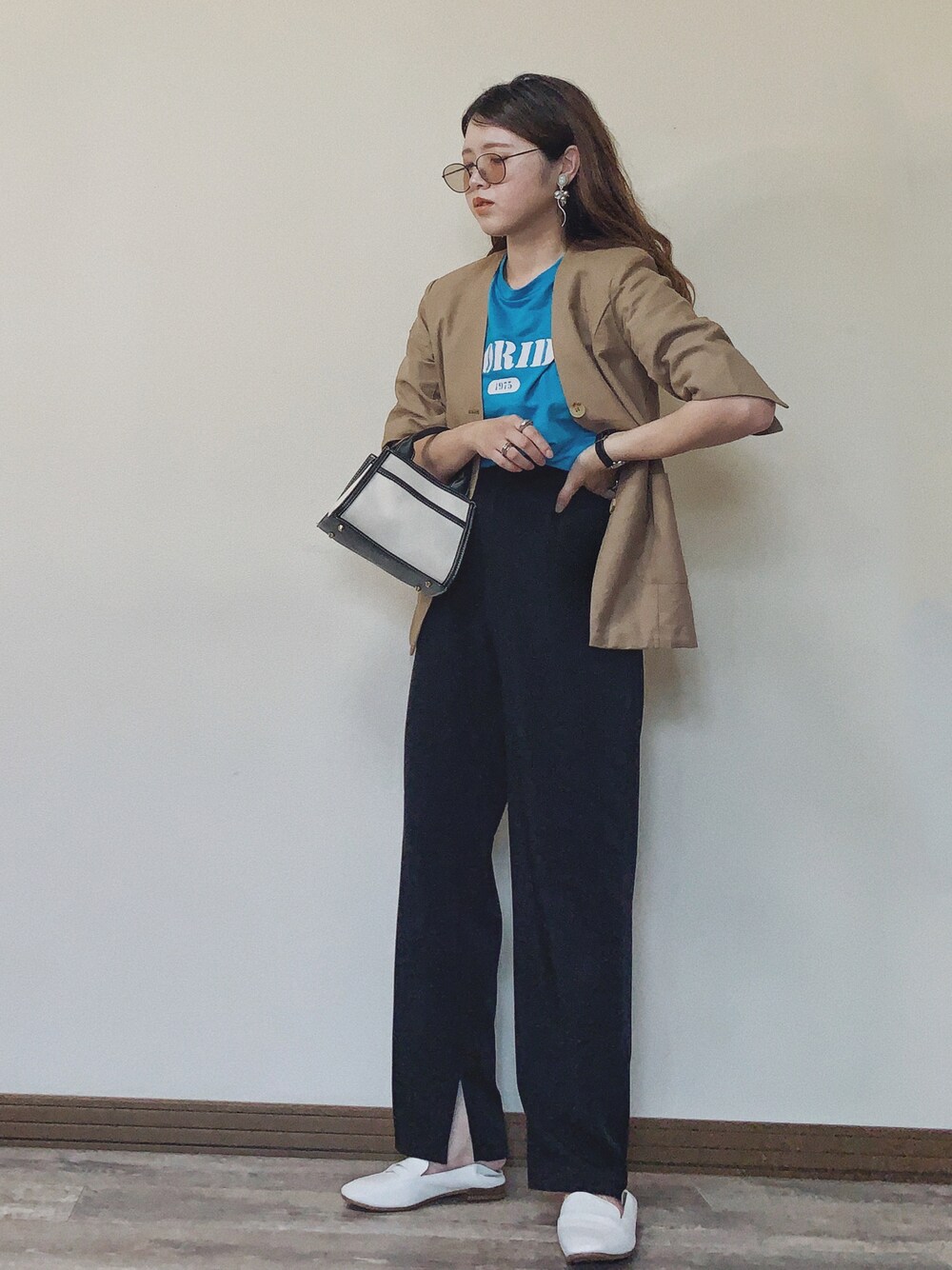 「きれいめカジュアル、ジャケット、ジャケットスタイル、カラーTシャツ、ロゴT、ブルー、ローファー、プチプラコーデ、サングラス、スラックス」｜「bohmalのシンプルロゴカラフルTシャツ（Tシャツ/カットソー、ブルー系）」を使った、Miiさん（レディース・159cm）の夏コーディネートの1枚目の写真