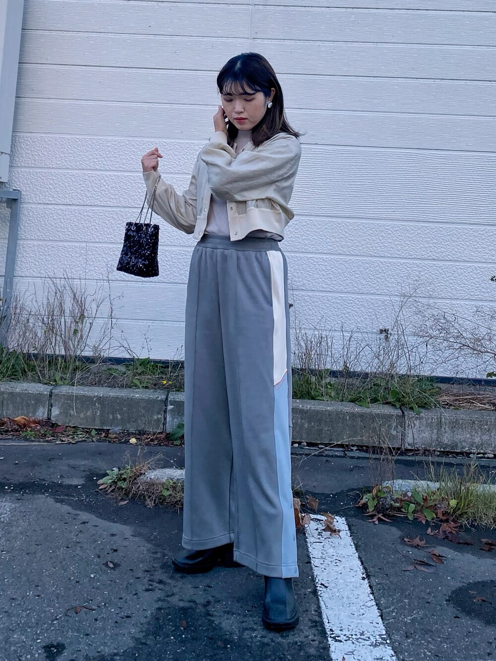 「ショート丈、トラックパンツ、ジャージ、スウェットパンツ、スウェット、ブーツ、スパンコール、guandbeautifulpeople、プチプラ、GU、プチプラコーデ、ストリート」｜「titivateのｼｱｰｶｰﾃﾞｨｶﾞﾝ/ﾌﾞﾙｿﾞﾝ（ブルゾン、ベージュ系）」を使った、Miiさん（レディース・159cm）の冬コーディネートの1枚目の写真