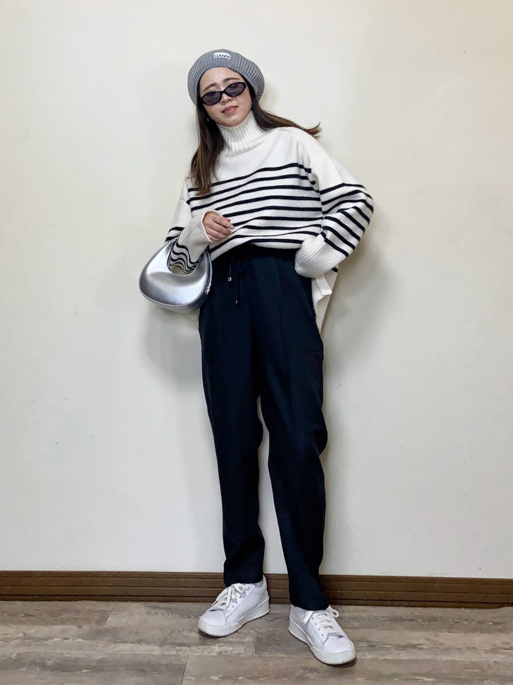 「今日のコスメと服、ワンマイルコーデ、モノトーン、ニット、ベレー帽、スニーカーコーデ、テーパードパンツ、シルバーバッグ、メタリック、シンプルコーデ、サングラス、オーバルサングラス、タックイン、パンツスタイル、白スニーカー」｜「GANNIのアイテム（ハンチング/ベレー帽、グレー系）」を使った、Miiさん（レディース・159cm）の冬コーディネートの1枚目の写真
