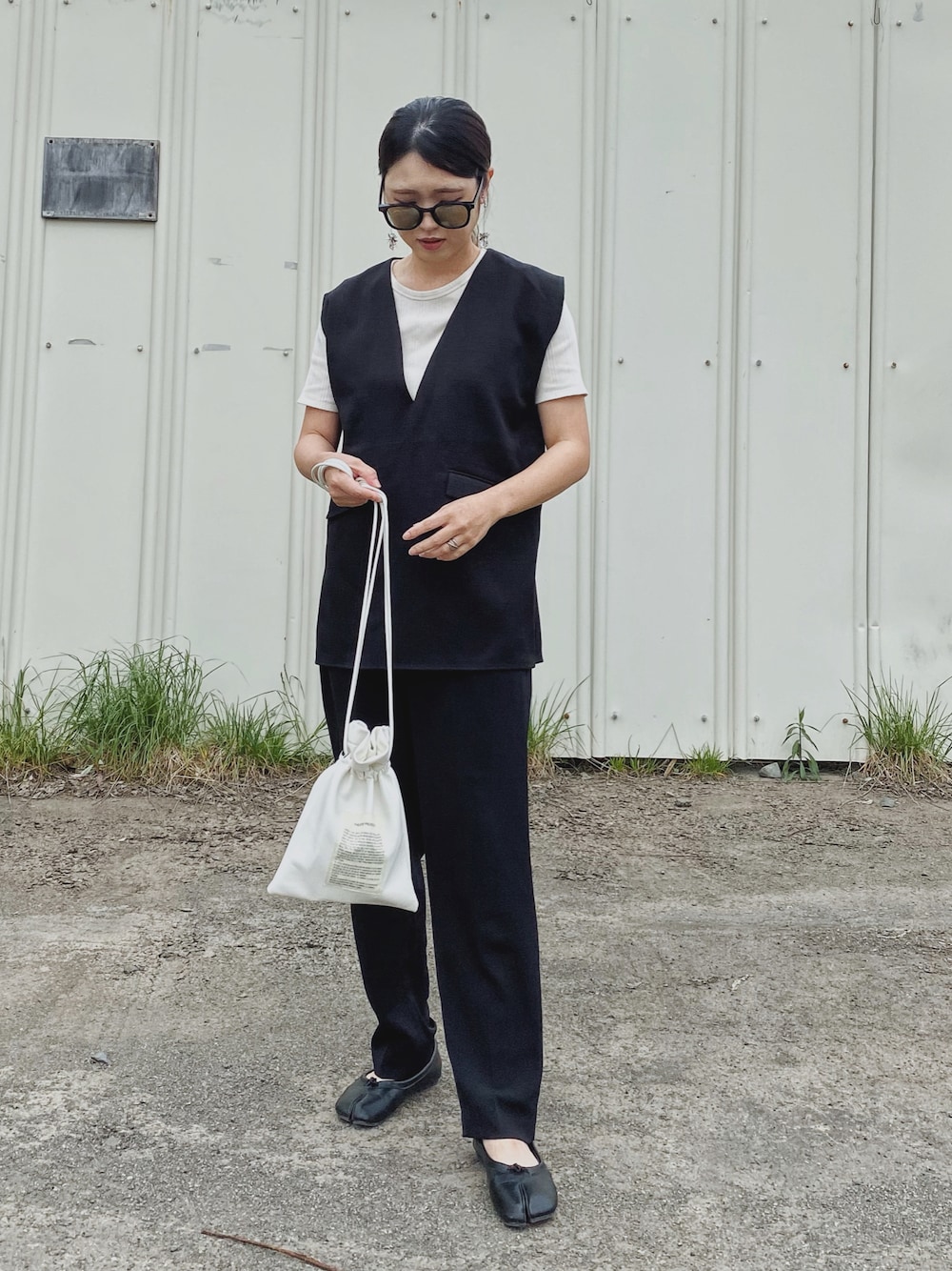 「休日スタイル、モノトーン、ベスト、バレエシューズ、レイヤードスタイル、リブT、白Tシャツ、サングラス、巾着バッグ、GeeRA、プチプラ、初夏コーデ、キレイめコーデ、Tシャツコーデ、夏のコスメと服」｜「GeeRAの2023 SS リネンライクスラブプルオーバーベスト（ベスト、ブラック系）」を使った、Miiさん（レディース・159cm）の春コーディネートの1枚目の写真