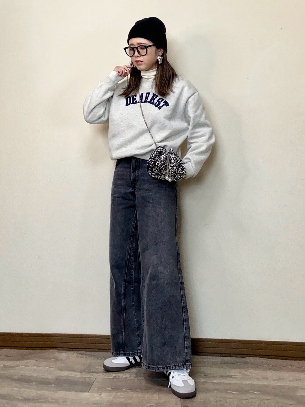 「リーバイス、Levi's、リーバイス24SS、ZOZO限定、PR、デニム、レイヤードスタイル、タートルネック、スウェット、ニット帽、ストリート、カジュアルコーデ、バギーデニム、バギーパンツ、スニーカー」｜「CLEAの刺繍カレッジロゴ 裏起毛ルーズプルオーバー（スウェット、ベージュ系）」を使った、Miiさん（レディース・159cm）の冬コーディネートの1枚目の写真