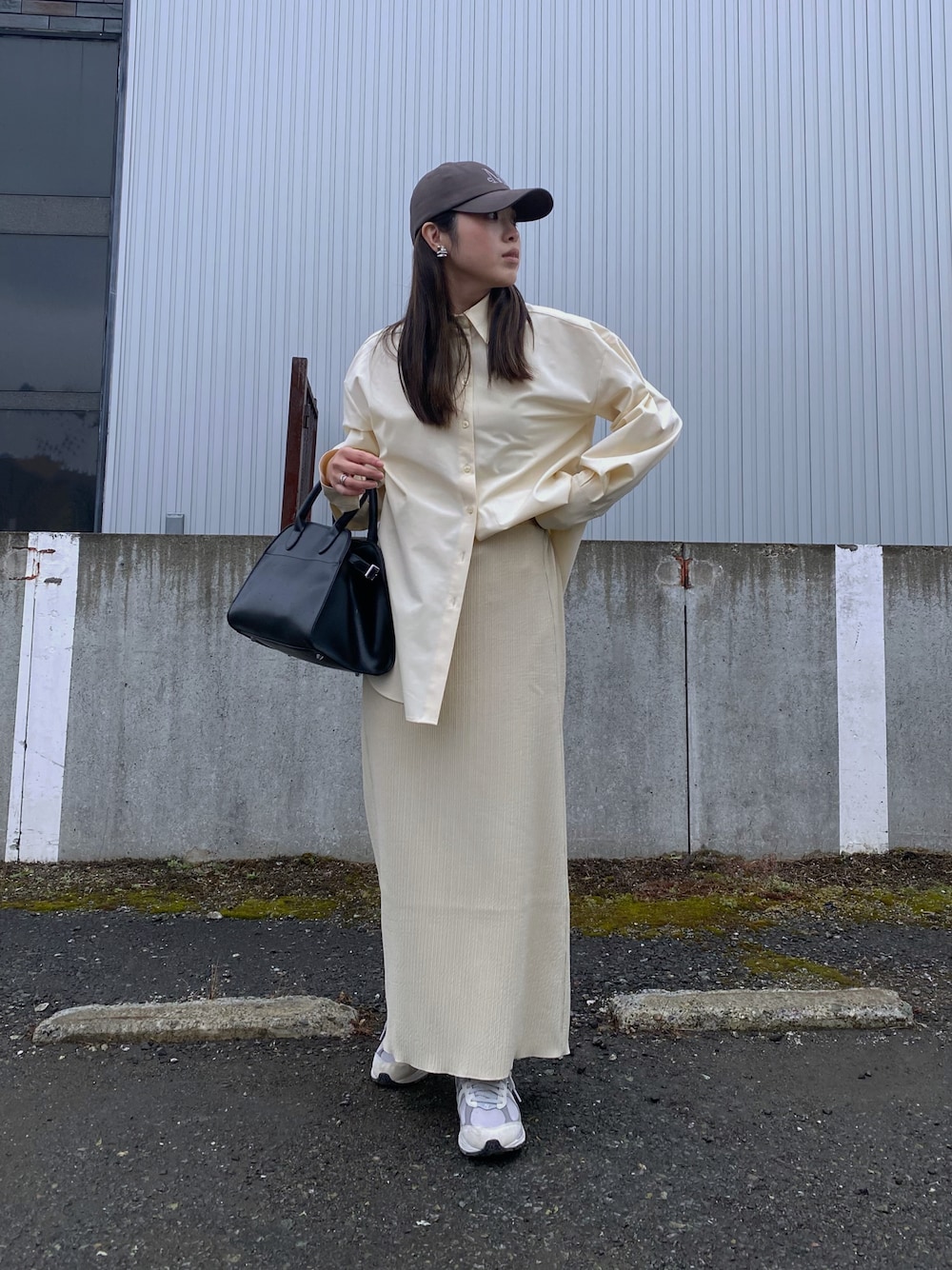 「春めき満開コーデ、春色、シャツスタイル、シャツ、スカート、ロングスカート、スニーカー、キャップ、プチプラ、韓国ファッション、ボストンバッグ、お出かけコーデ、休日スタイル、ワントーン、淡色コーデ」｜「GeeRAのセルフカット美脚魅せタイトスカート（スカート、ベージュ系）」を使った、Miiさん（レディース・159cm）の春コーディネートの1枚目の写真