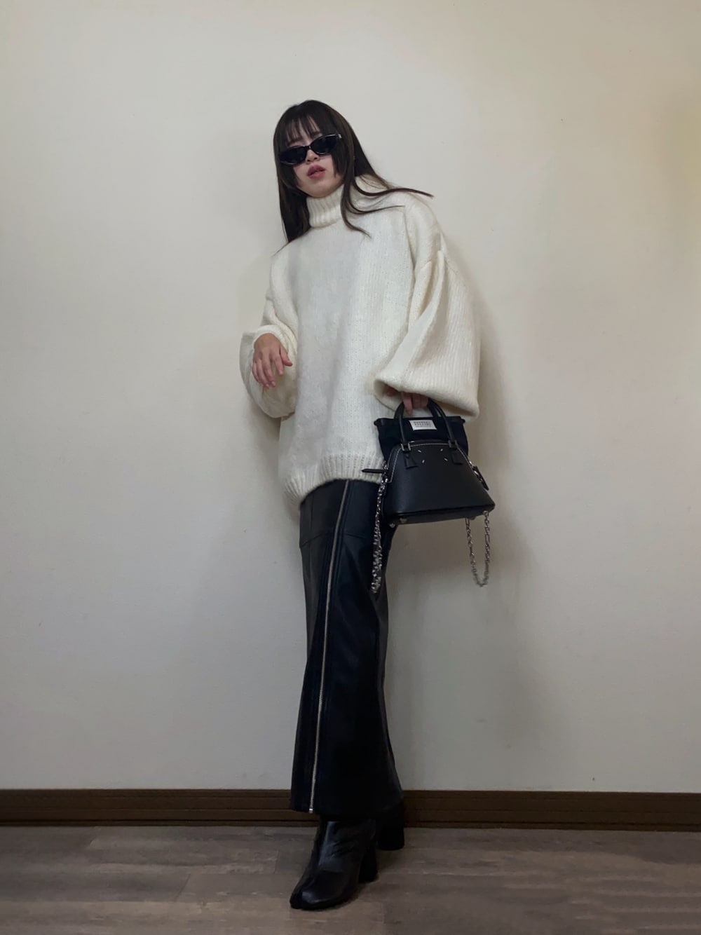 「冬コーデ、ホワイトコーデ、クリスマスに着たい服、マイベストコーデ2024、モード、白ニット、オーバーサイズ、ボリューム袖、タイトスカート、レザー、レザースカート、ブーツ、休日スタイル、selectmoca、セレクトモカ(select MOCA)」｜「select MOCA by sonのローゲージハイネックオーバーボリュームスリーブニット（ニット/セーター、ホワイト系）」を使った、Miiさん（レディース・159cm）の冬コーディネートの1枚目の写真