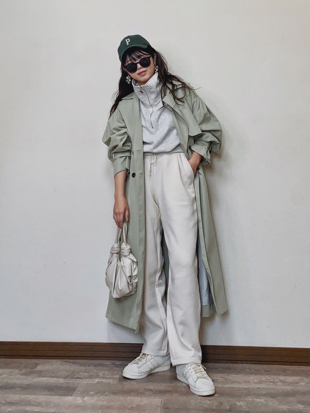 「春服デビュー宣言、春コーデ、トレンチコート、ロングコート、ボリューム袖、淡色コーデ、パステル映える春、キャップ、スウェット、スウエットパンツ、プチプラ、ハーフジップ、スニーカー、白スニーカー、ストリート」｜「frames RAY CASSINのボリュームスリーブトレンチコート（トレンチコート、グリーン系）」を使った、Miiさん（レディース・159cm）の春コーディネートの1枚目の写真