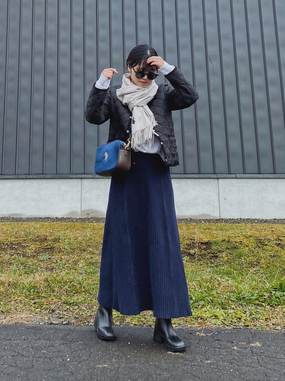 「秋冬コーデ、冬コーデ、マフラー、マフラーぐるぐる、ストール、キルティングジャケット、Traditional Weatherwear、USポロ、renorm、ニット、ニットスカート、フレアスカート、ショートブーツ、ネイビー、きれいめカジュアル」｜「U.S. POLO ASSN.の【U.S. POLO ASSN.】 ユーエスポロアッスン　カシミヤタッチストール　マフラー　USPA-2011（マフラー、グレー系）」を使った、Miiさん（レディース・159cm）の秋コーディネートの1枚目の写真