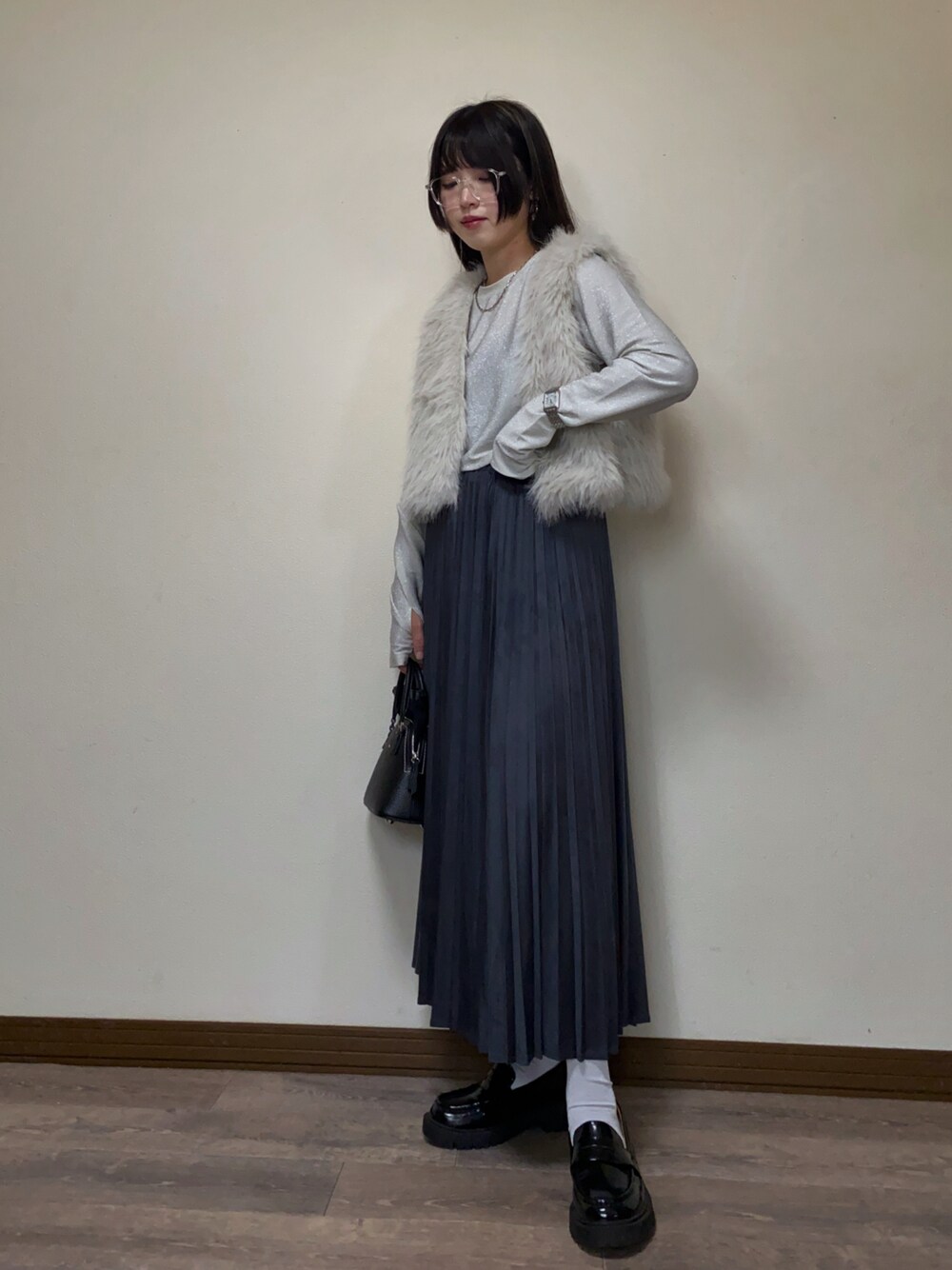 「秋っぽコーデ更新中、メガネ女子、プリーツスカート、ファー、ファーベスト、ベスト、ロングスカート、ローファー、厚底シューズ、OPAQUE.CLIP、オペークドットクリップ、PR、Fossil、FOSSILSTYLE、レイヤードスタイル」｜「OPAQUE.CLIPの《5color/S-LLsize》フェイクスウェードイージープリーツスカート【洗濯機洗い可】（スカート、グレー系）」を使った、Miiさん（レディース・159cm）の秋コーディネートの1枚目の写真