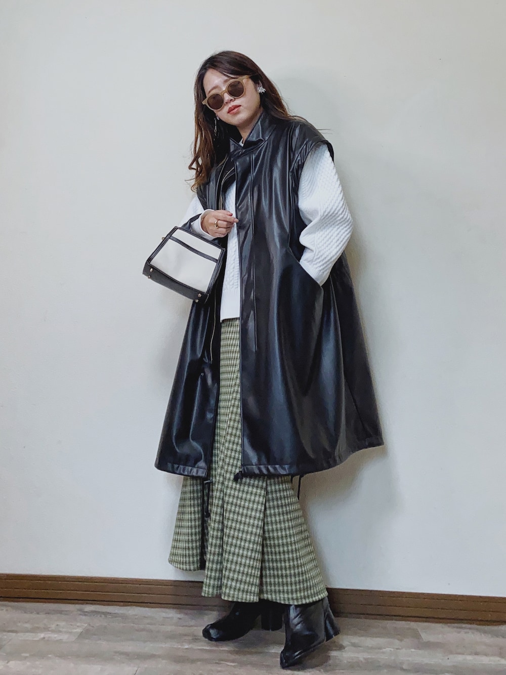 「オトナ女子、ケーブルニット、白ニット、レイヤードスタイル、冬コーデ、グリーン、チェックスカート、マーメイドスカート、ジレ、ロングジレ、ロングベスト、プチプラ、レザー、レザージャケット、ミニバッグ」｜「byYOUANCEのライナー付きマルチWAYモッズコート（モッズコート、ブラック系）」を使った、Miiさん（レディース・159cm）の冬コーディネートの1枚目の写真