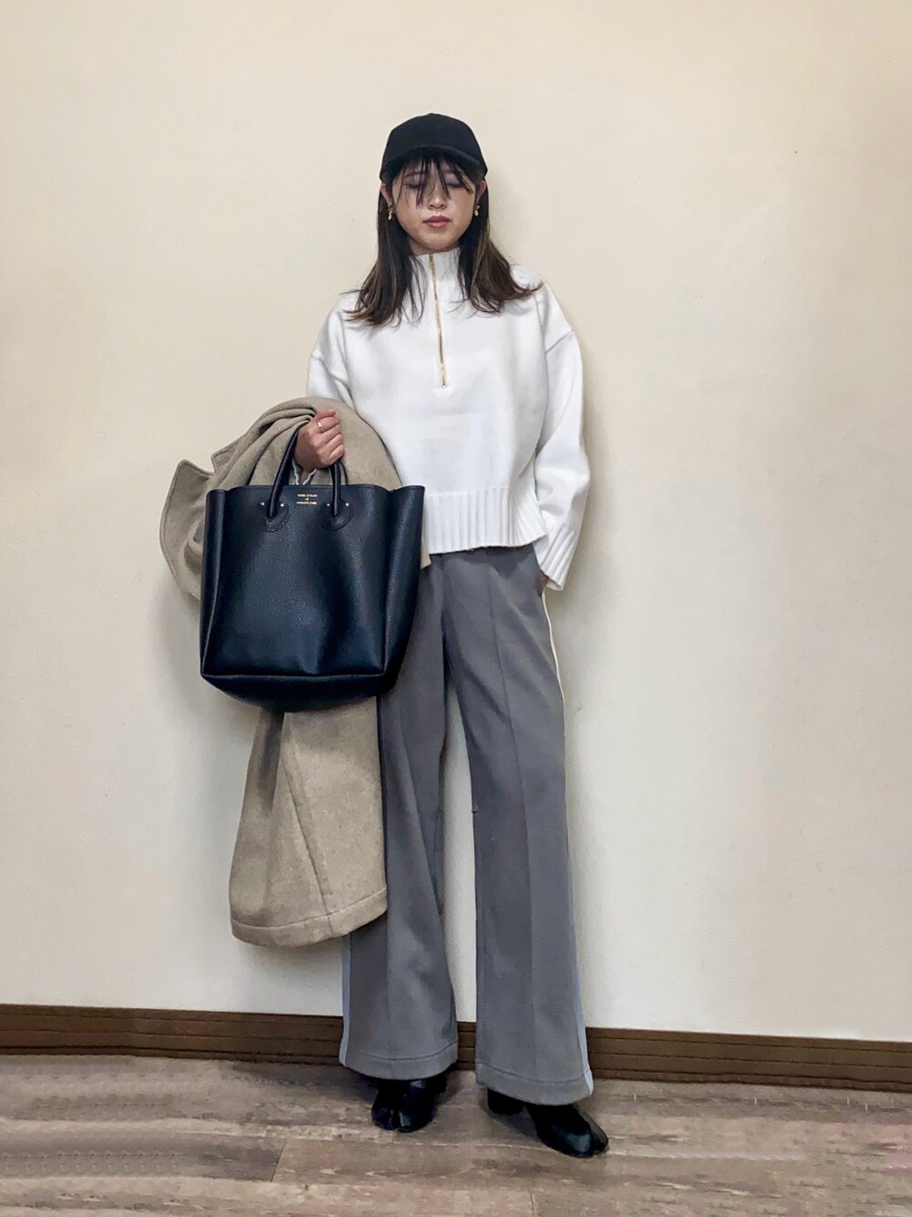 「今日のコスメと服、ストリート、ハーフジップ、ハーフジップニット、ニット、白ニット、キャップ、トラックパンツ、マイベストコーデ2023、ブーツ、プチプラ、休日スタイル、冬コーデ、トートバッグ、メンズライク」｜「OPAQUE.CLIPのモックネックハーフジップニット【洗える】（ニット/セーター、ホワイト系）」を使った、Miiさん（レディース・159cm）の冬コーディネートの1枚目の写真