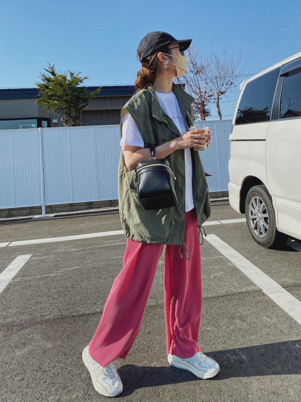 「リラックススタイル、New Balance、reca、recaコーデ、白Tシャツ、ロゴT、カラーパンツ、カラー×コーデ、カラーコーデ、キャップ、ミリタリーベスト、ジレ、スニーカー、白スニーカー、休日スタイル」｜「recaの筆記体プリントルーズＴシャツ（Tシャツ/カットソー、ホワイト系）」を使った、Miiさん（レディース・159cm）の春コーディネートの1枚目の写真