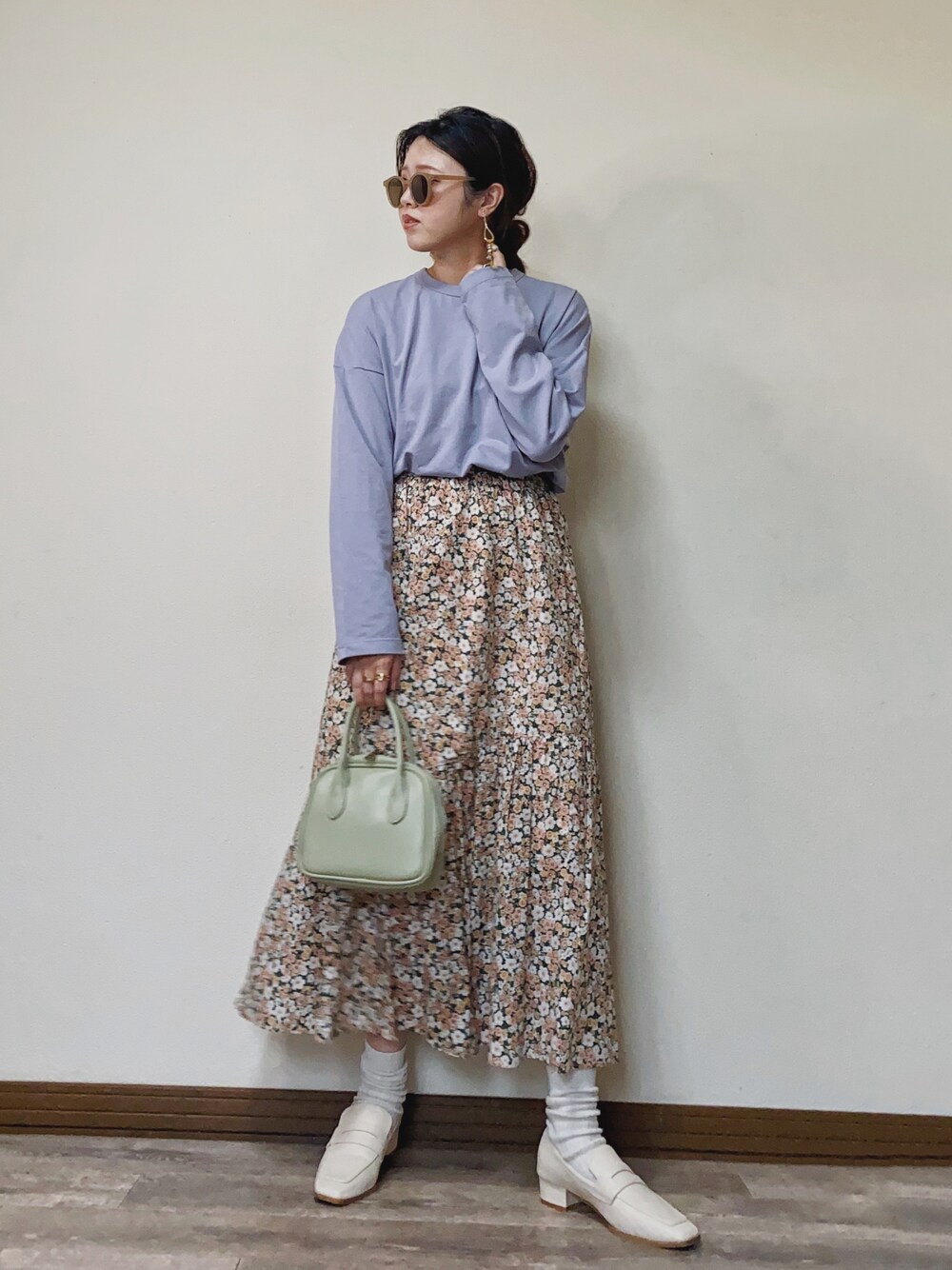 「春コーデ、プチプラ、花柄、花柄スカート、ティアードスカート、ローファー、スクエアバッグ、ボストンバッグ、カラーコーデ、UNIQLO、LHP、LHPWOMEN、courage、ラフォーレ原宿、ロングスカート」｜「UNIQLOのアイテム（トップス、パープル系）」を使った、Miiさん（レディース・159cm）の春コーディネートの1枚目の写真