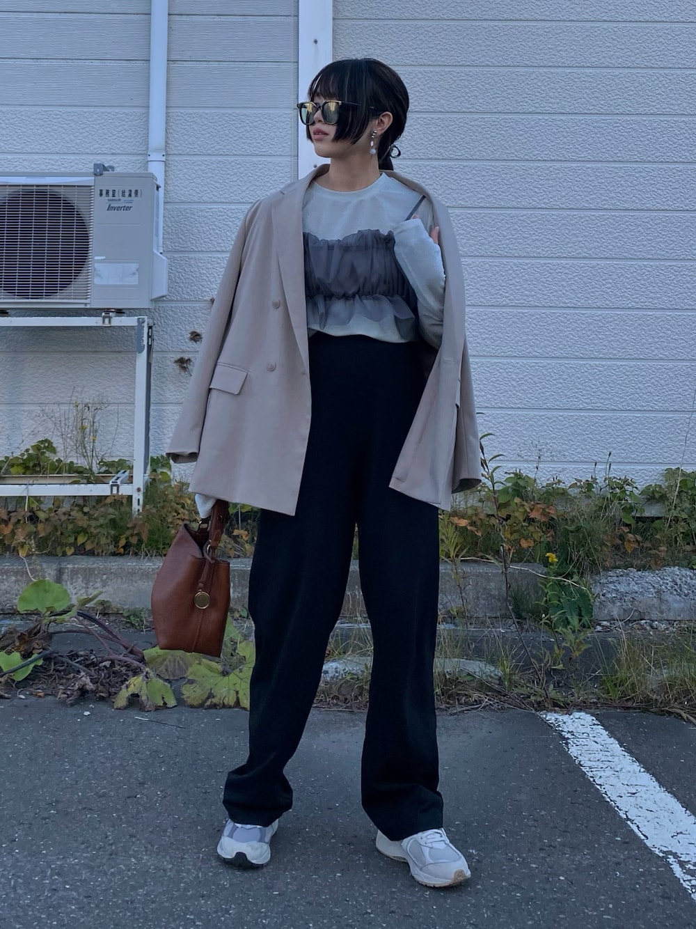 「秋っぽコーデ更新中、スウェットパンツ、ジャケット、レザー、ビスチェ、スニーカー、ラメトップス、ベージュ、グレー、ブラウン、レイヤードスタイル、きれいめカジュアル、テーラードジャケット、チュール、サングラス」｜「FOSSILのJessie Crossbody ZB11002200（ショルダーバッグ、ブラウン系）」を使った、Miiさん（レディース・159cm）の秋コーディネートの1枚目の写真