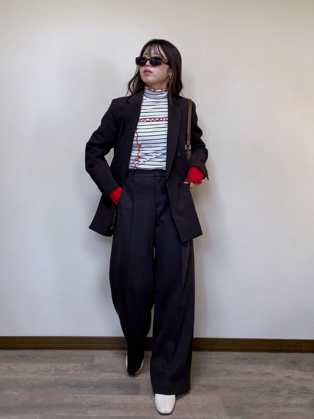 ホワイト系のTシャツ/カットソー、ブラウン系のハンドバッグ、ブラウン系のテーラードジャケットを着用したレディースの秋コーディネートの1枚目の写真