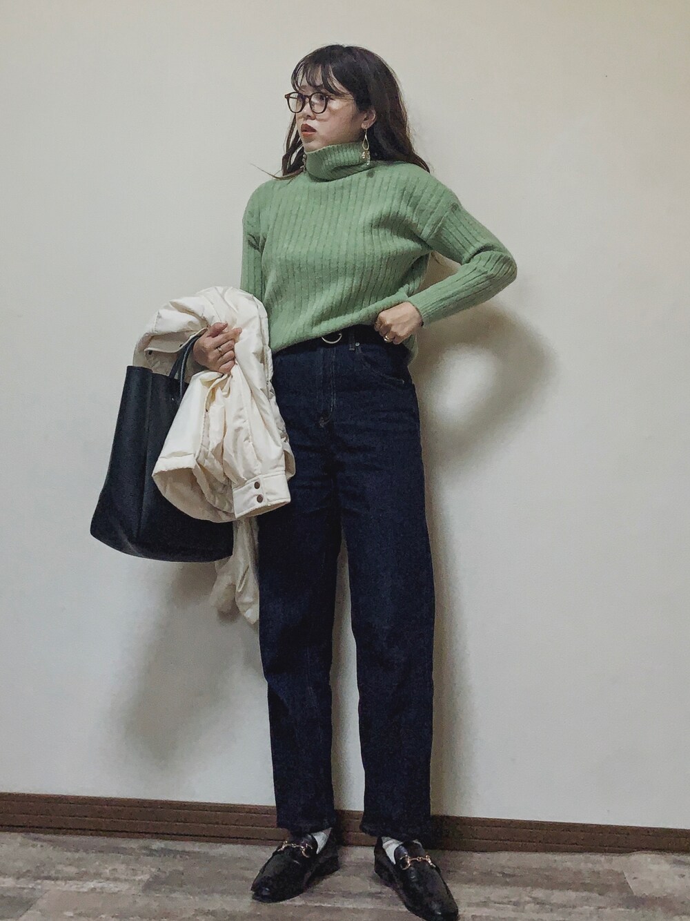 「グリーン、ローファー、ハイウエスト、タートルネック、カラーニット、GU、デニムパンツ、タートルネックニット、シンプルコーデ、メガネ女子、SEVENS」｜「sevensの【sevens】起毛タートルネックリブニット（ニット/セーター、グリーン系）」を使った、Miiさん（レディース・159cm）の秋コーディネートの1枚目の写真