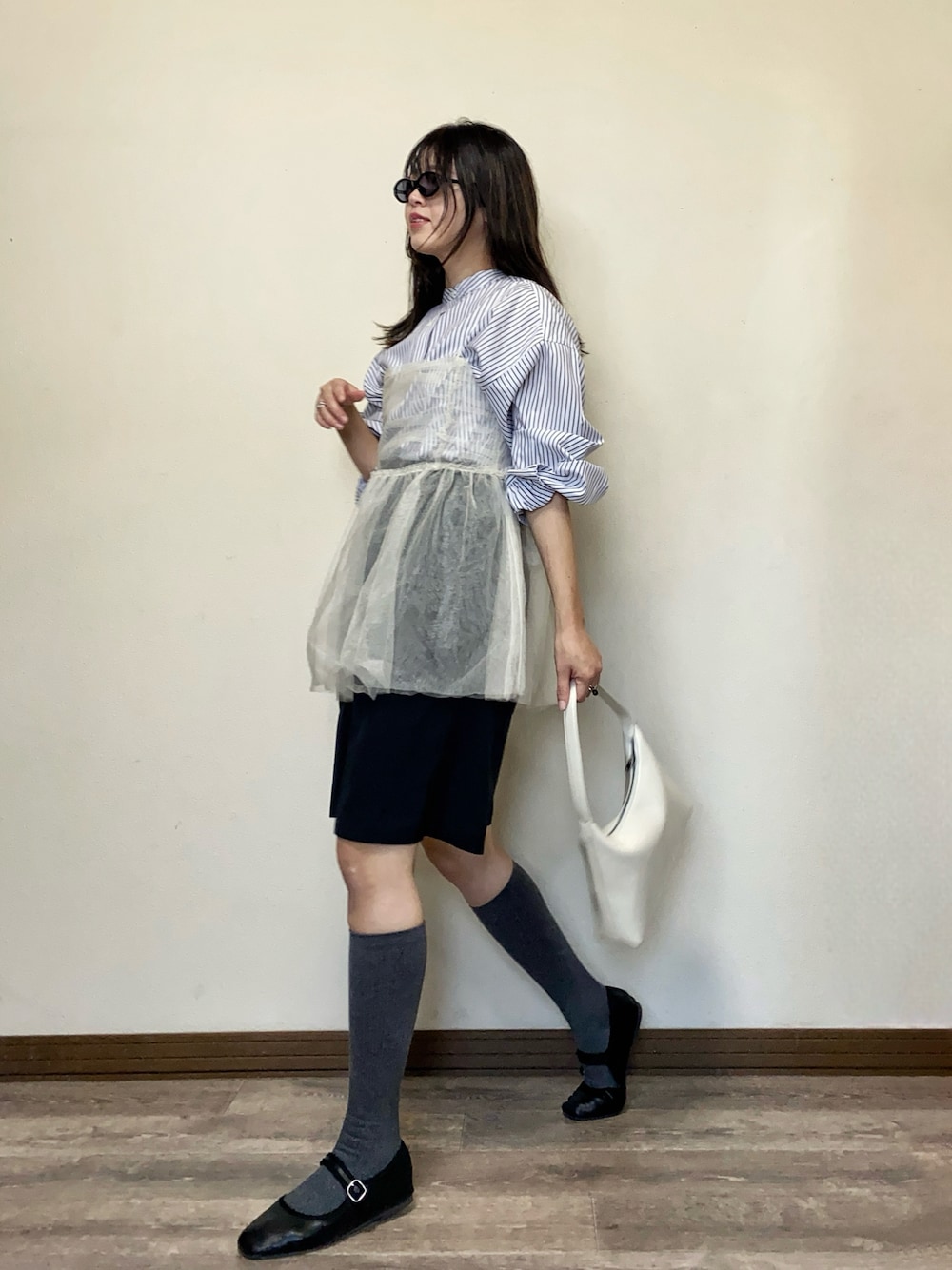 「レイヤードスタイル、レイヤード、チュール、ビスチェ、シースルー、シアー、キャミソール、ハーフパンツ、ショートパンツ、ハイソックス、ストライプシャツ、シャツスタイル、韓国ファッション、春コーデ、春のNewスタイル」｜「RANANのラメチュールビスチェ（キャミソール、ホワイト系）」を使った、Miiさん（レディース・159cm）の春コーディネートの1枚目の写真