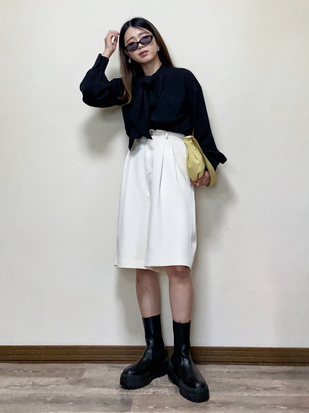 「ボウタイブラウス、モノトーン、ブラウス、ハーフパンツ、ショートパンツ、春コーデ、ブーツ、差し色コーデ、イエロー、ショルダーバッグ、UNIQLO、シンプルコーデ、お出かけコーデ、サングラス、モードカジュアル」｜「GeeRAの前後2wayボウタイブラウス（シャツ/ブラウス、ブラック系）」を使った、Miiさん（レディース・159cm）の冬コーディネートの1枚目の写真