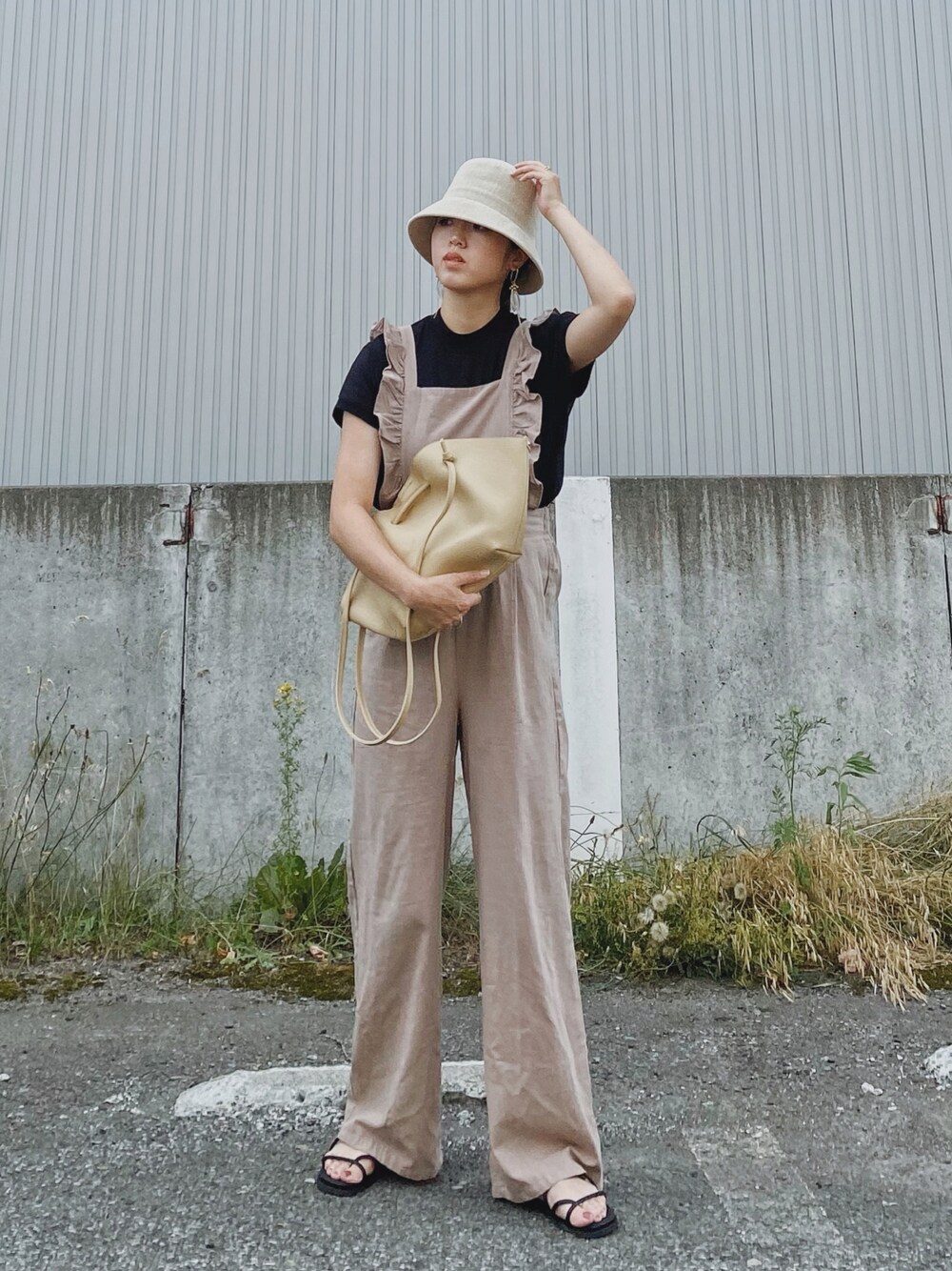 「大人カジュアル、夏だ！Tシャツ着よう！、黒Tシャツ、サロペット、バケットハット、麦わら帽子、LHPWOMEN、courage、サンダルコーデ、UNIQLO、プチプラ、ママコーデ、マタニティコーデ、しまむら、夏コーデ」｜「CIENAの新色追加！大人シルエットUSAコットンサイドスリットTee（Tシャツ/カットソー、ブラック系）」を使った、Miiさん（レディース・159cm）の夏コーディネートの1枚目の写真