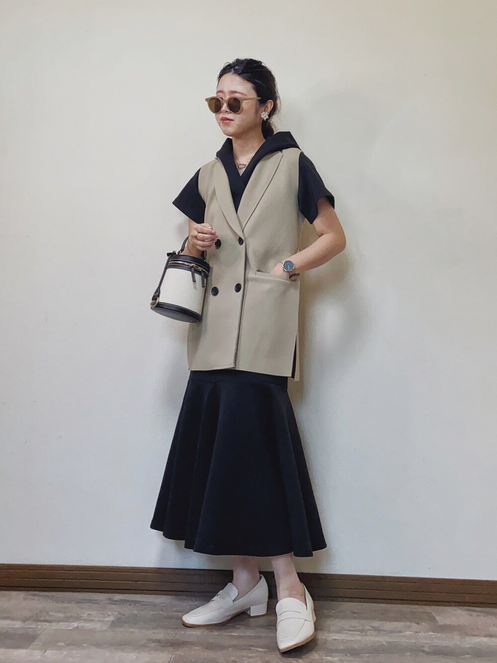 「ごきげんウィーク、大人女子、マーメイドワンピース、ロングワンピース、ワンピース、ジレ、テーラードベスト、ベスト、COTORICA.、ローファー、スクエアトゥ、レイヤードスタイル、春夏コーデ」｜「COTORICAのショートスリーブマーメイドフードワンピース（ワンピース、ブラック系）」を使った、Miiさん（レディース・159cm）の春コーディネートの1枚目の写真