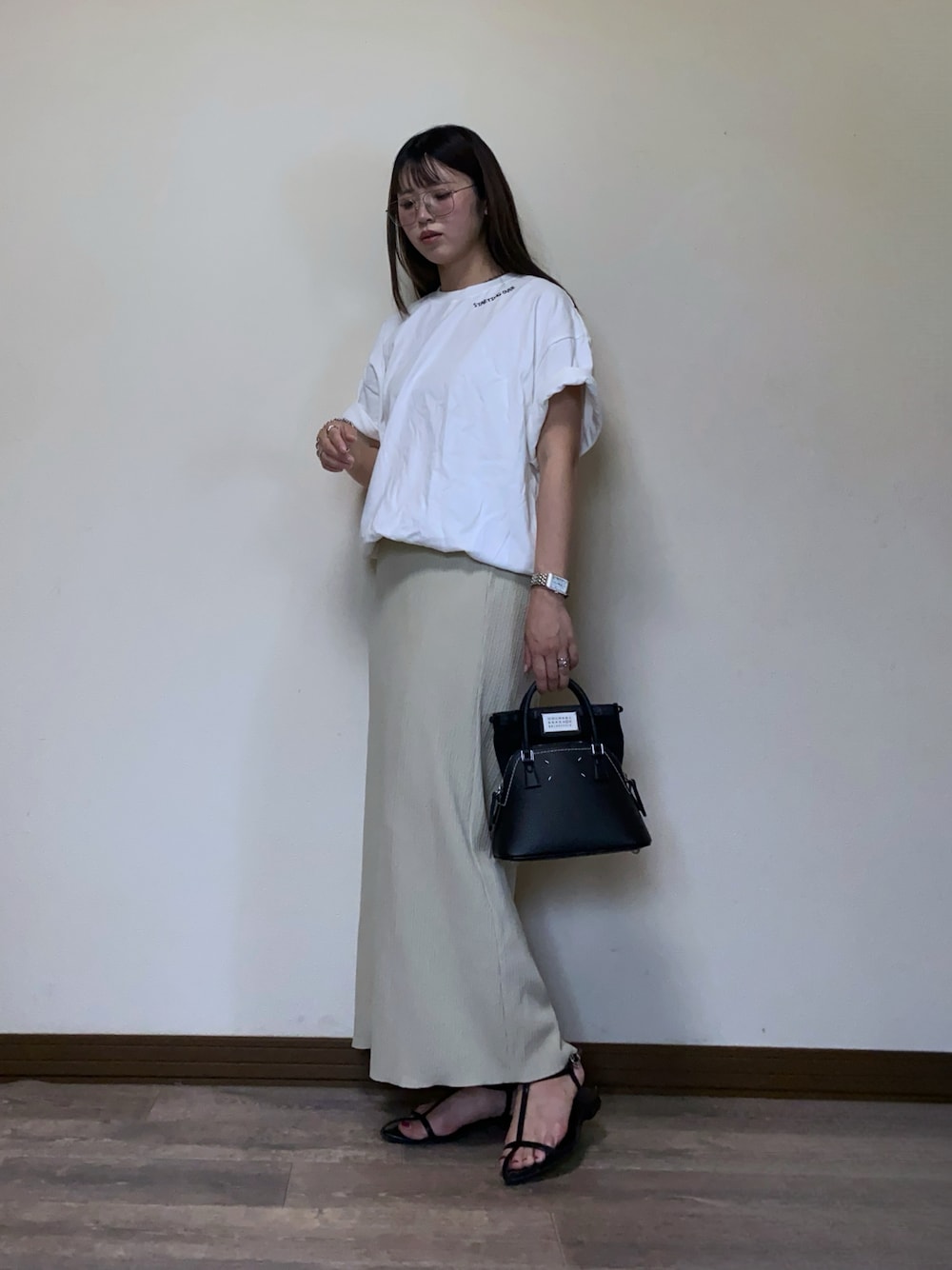「夏コーデ、白Tシャツ、オーバーサイズ、ビッグシルエット、Tシャツ、ロングスカート、サンダル、メガネ女子、STARTING OVER、プチプラ、淡色コーデ、大人カジュアル、シンプルコーデ、ゆるコーデ、30代ファッション」｜「Starting Overの【Starting Over/スターティングオーバー】ONE POINT LOGO EMBROIDERY DRAW CODE T-SHIRT/ワンポイント ロゴ刺繍 ドローコード デザイン 半袖 Tシャツ　ピグメントTシャツ（Tシャツ/カットソー、ホワイト系）」を使った、Miiさん（レディース・159cm）の夏コーディネートの1枚目の写真