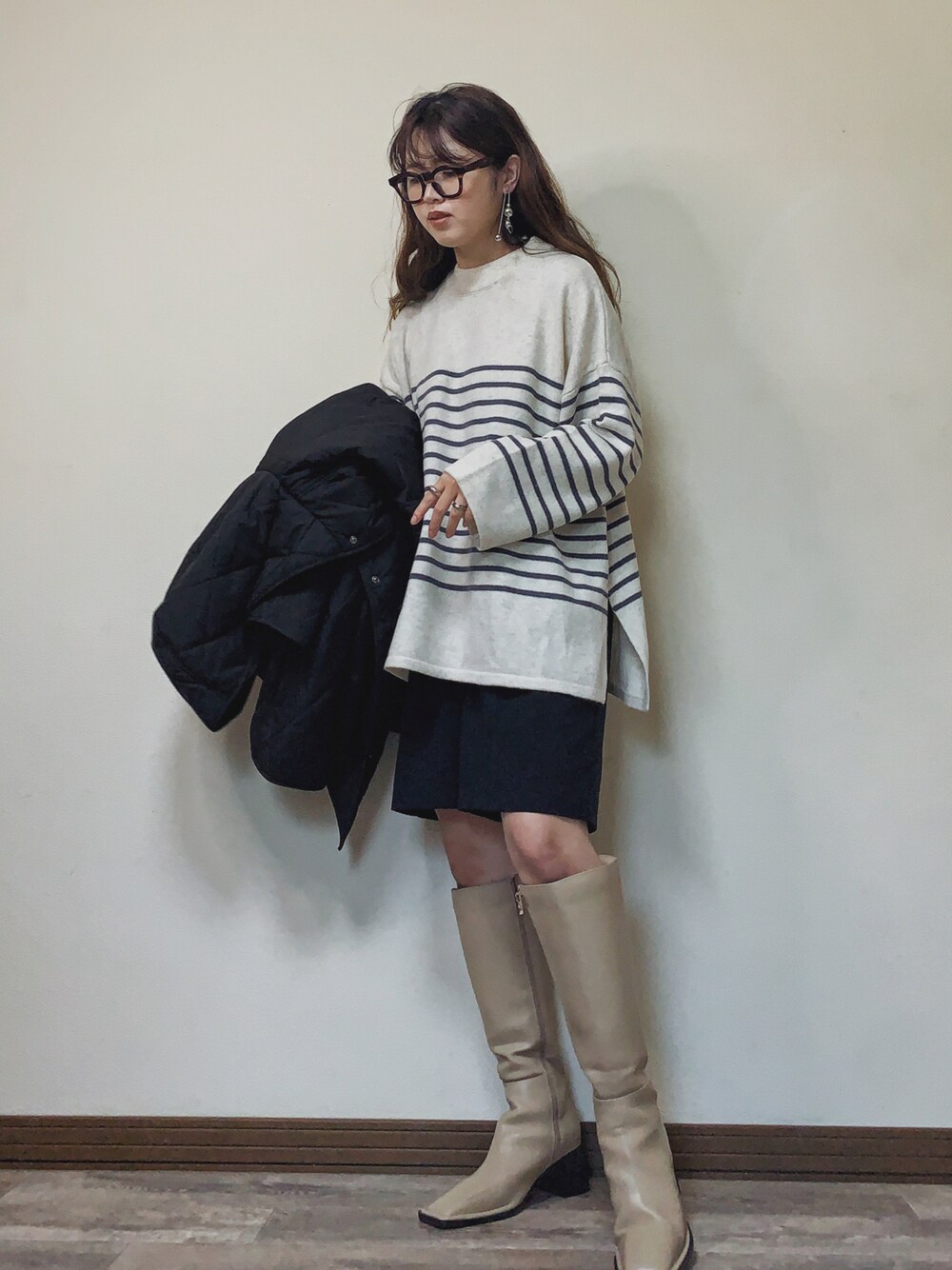 「ブーツ、ボーダー、ショートパンツ、ゆるニット、ロングブーツ、オーバーサイズ、大人カジュアル、しまむら、休日スタイル、ボーダーニット、シンプルコーデ、プチプラコーデ、バミューダパンツ、ゆるコーデ、メガネ女子」｜「titivateのﾌｰﾃﾞｯﾄｷﾙﾃｨﾝｸﾞｼｮｰﾄｺｰﾄ（ダウンジャケット/コート、ブラック系）」を使った、Miiさん（レディース・159cm）の冬コーディネートの1枚目の写真