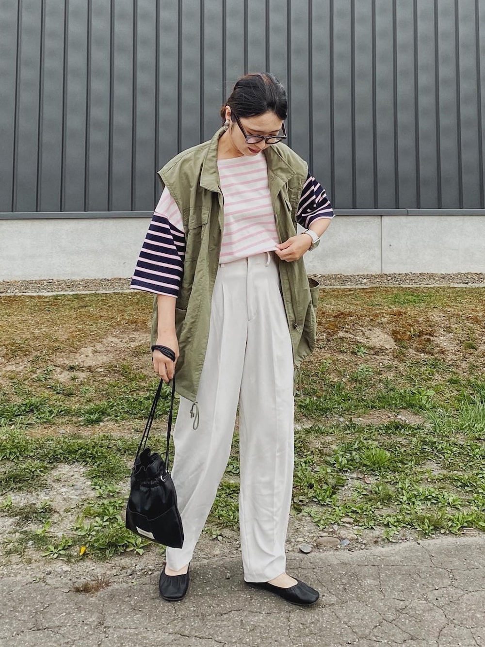 「休日スタイル、ビッグシルエット、ボーダー、ボーダーTシャツ、白パンツ、UNIQLO、ミリタリーベスト、ベスト、ミリタリー、レイヤードスタイル、カラー×コーデ、Tシャツ、プチプラ、メガネ女子、ジレ」｜「Doux archivesの［ｗｅｂ限定］クレイジー切替バスクボーダーシャツ（Tシャツ/カットソー、ピンク系）」を使った、Miiさん（レディース・159cm）の春コーディネートの1枚目の写真
