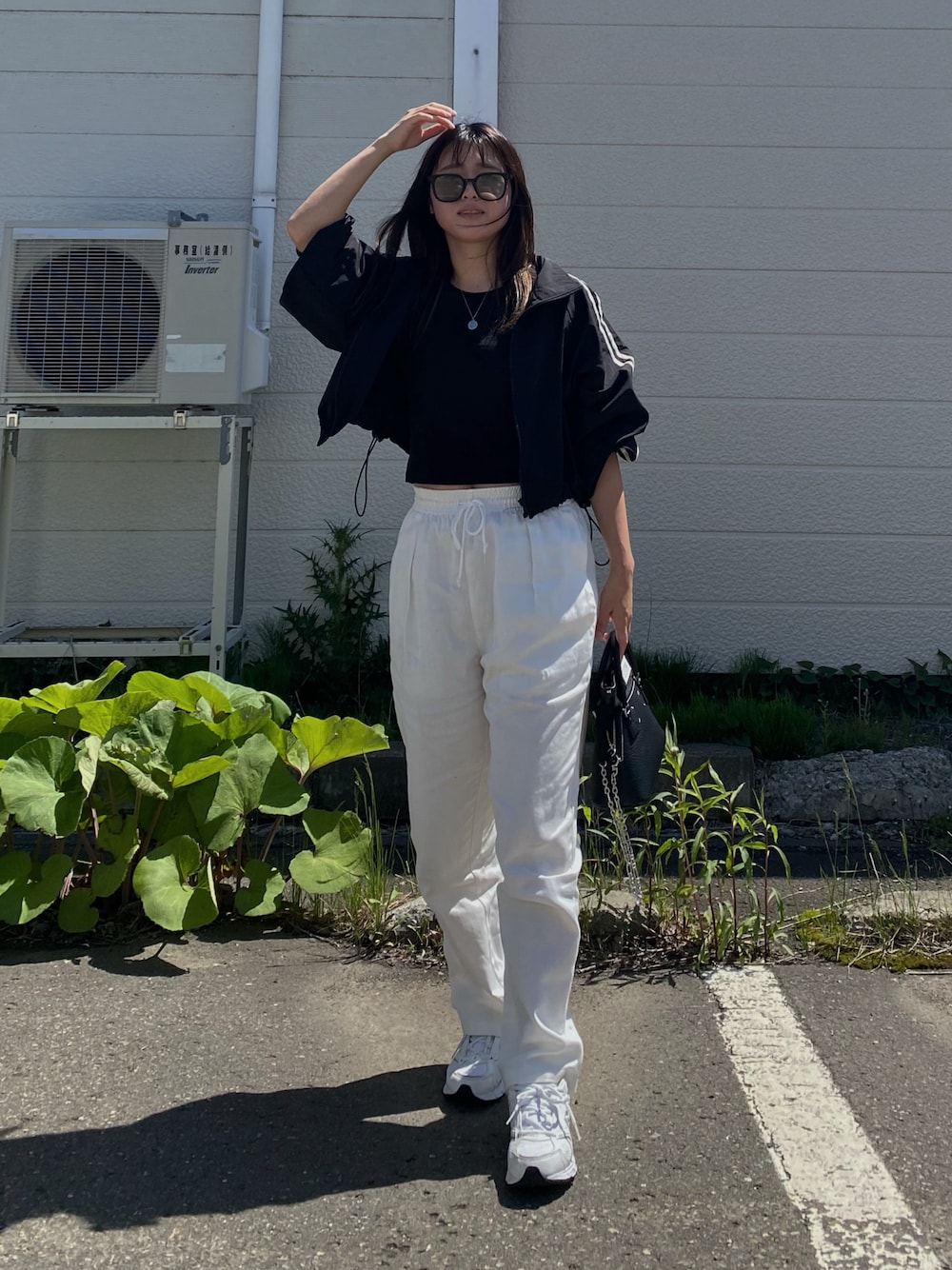 「シンプルコーデ、STARTING OVER、スターティングオーバー、ワークパンツ、イージーパンツ、トラックジャケット、ブルゾン、スポーツミックス、カジュアルコーデ、メンズライク、サングラス、スニーカー、モノトーン、プチプラ、運動会コーデ」｜「Starting Overのheavy twill & denim easy work pants/ヘビーツイル&デニム イージーワークパンツ（その他パンツ、ホワイト系）」を使った、Miiさん（レディース・159cm）の春コーディネートの1枚目の写真