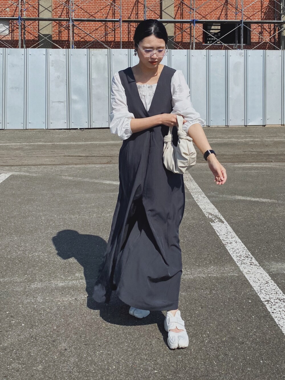 「サロペット、オールインワン、ボリューム袖、白ブラウス、toucher du brise、LHPWOMEN、LHP、courage、アクアリフト、ゆるコーデ、クリアメガネ、メガネ女子、プチプラ、春夏コーデ、休日スタイル」｜「L.H.Pのcourage/クラージュ/ボリュームスリーブギャザープルオーバー（Tシャツ/カットソー、ホワイト系）」を使った、Miiさん（レディース・159cm）の春コーディネートの1枚目の写真